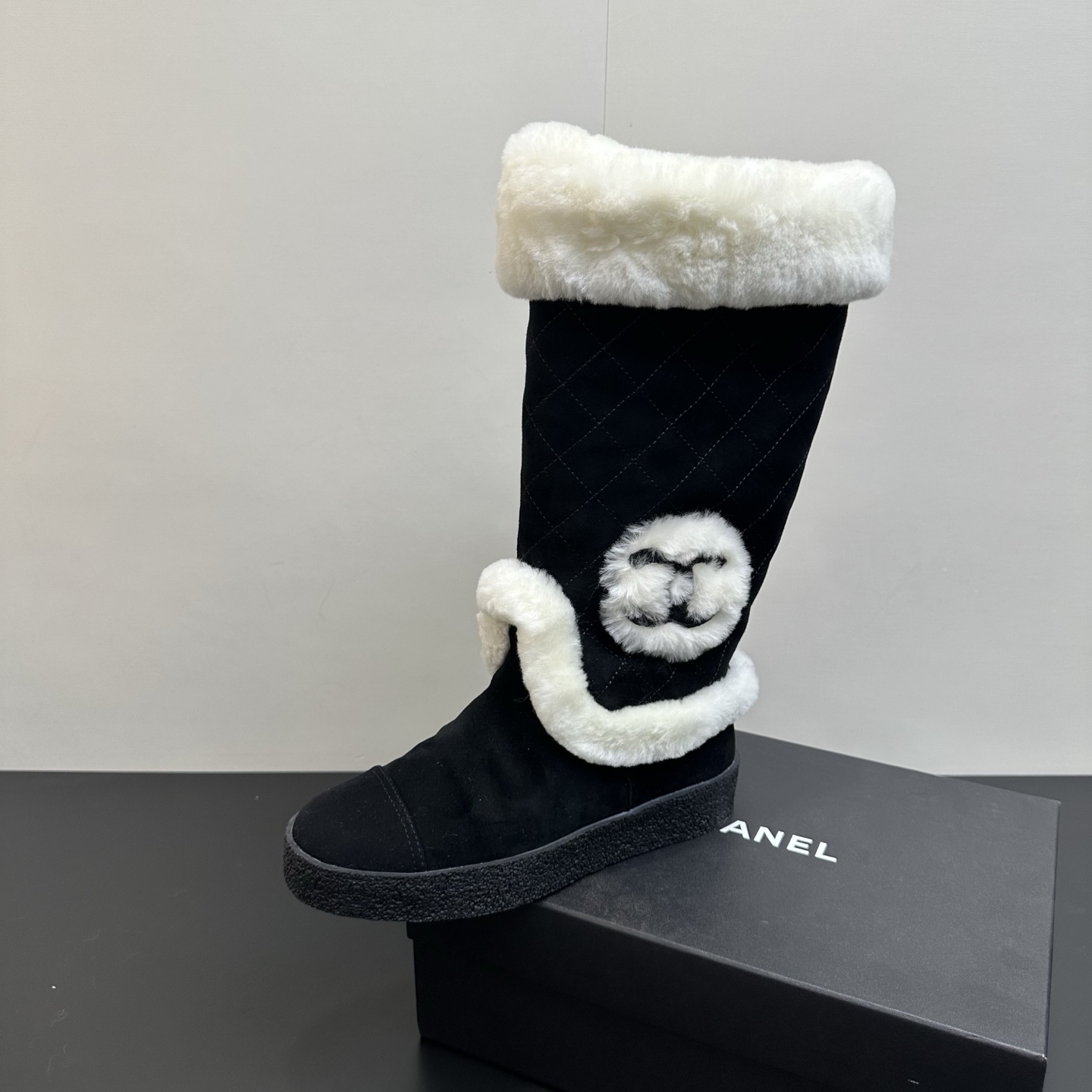 NO:614598,Chanel Chanel 25ss Autumn and Winter·Super hot catwalk model·Thick-soled non-slip boots with fur lining. Appeared on the covers of major fashion magazines. Used by celebrities and Xiaohongshu bloggers. It is particularly stunning on your feet. You will not regret it if you close your eyes. The combination can be either salty or sweet. Very easy to wear ~ super comfortable boots (ZP development, customized materials). The upper is customized with imported tacit understanding cowhide and electric embroidered rhombus. The lining is customized with wool.  Sole zp molded non-slip and wear-resistant rubber outsole, size 35-39 (40 can be customized and non-returnable), snow boots, chanel, chanel, boots, cowhide19860909chanel香奈儿25ss秋冬·超大热走秀款·加毛内里厚底防滑长靴 出现在各大时装杂志封面·各路明星、小红书博主着用,上脚尤为惊艳到你的一款,闭眼入都是不会后悔·搭配还是可咸可甜 非常方便穿着～超舒适的一款靴子（ZP开发、订制材料） 鞋面定制进口默契牛皮电绣菱格 内里定制羊毛 鞋底zp开模防滑耐磨橡胶大底 码数35-39 (40可定做不退换),雪地靴,chanel,chanel,boots,cowhide,Women's Shoes