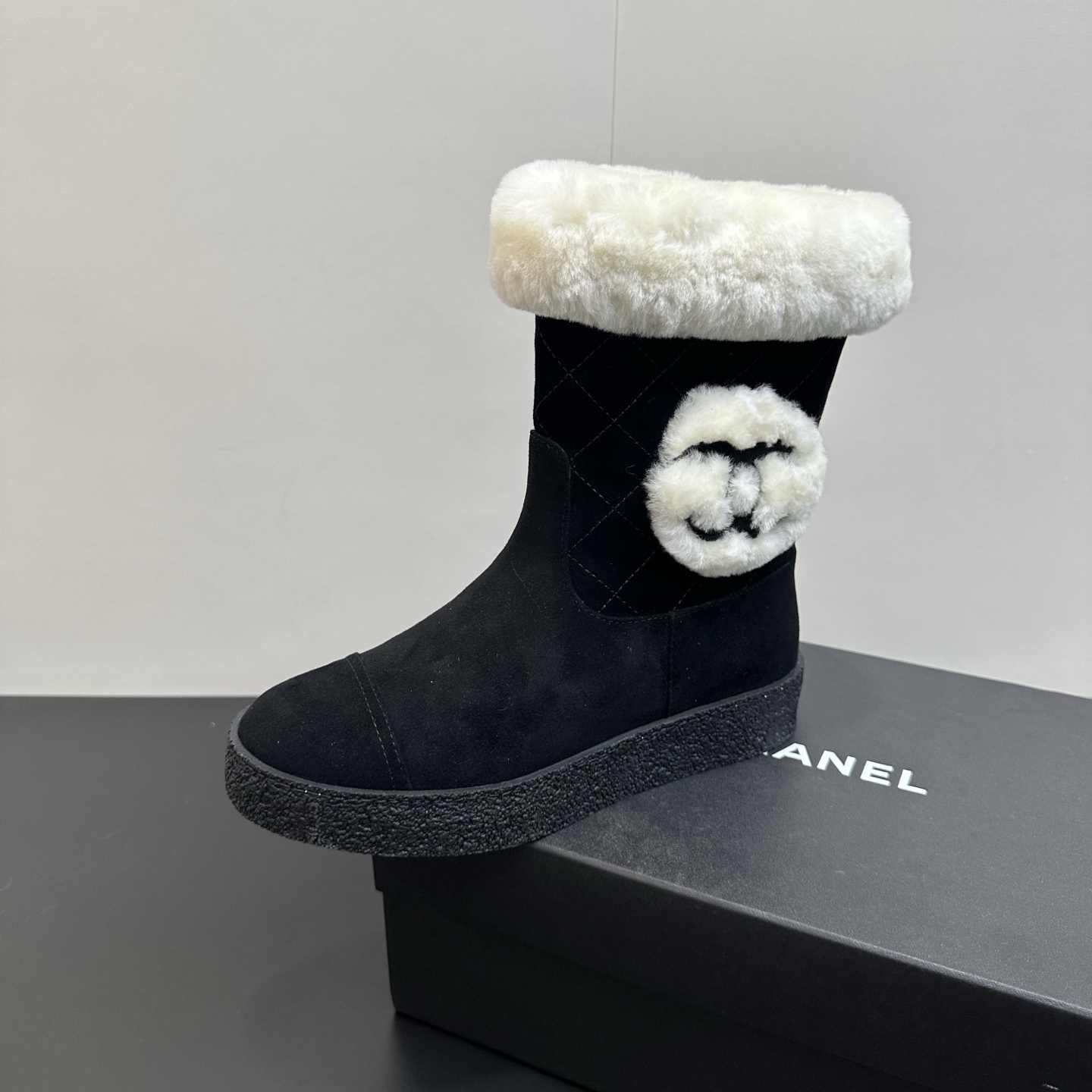 NO:614602,Chanel Chanel 25ss Autumn and Winter·Super hot catwalk model·Pulled-in thick-soled non-slip short boots. Appeared on the covers of major fashion magazines. Used by celebrities and Xiaohongshu bloggers. It is especially stunning on your feet. You will not regret it if you close your eyes. The combination can be either salty or sweet. Very easy to wear ~ super comfortable boots (ZP development, customized materials). The upper is customized with imported tacit understanding cowhide and electric embroidered rhombus. The lining is customized with wool.  Sole zp molded non-slip and wear-resistant rubber outsole, size 35-39 (40 can be customized and non-returnable), snow boots, chanel, chanel, boots, cowhide19860909chanel香奈儿25ss秋冬·超大热走秀款·加毛内里厚底防滑短靴 出现在各大时装杂志封面·各路明星、小红书博主着用,上脚尤为惊艳到你的一款,闭眼入都是不会后悔·搭配还是可咸可甜 非常方便穿着～超舒适的一款靴子（ZP开发、订制材料） 鞋面定制进口默契牛皮电绣菱格 内里定制羊毛 鞋底zp开模防滑耐磨橡胶大底 码数35-39 (40可定做不退换),雪地靴,chanel,chanel,boots,cowhide,Women's Shoes