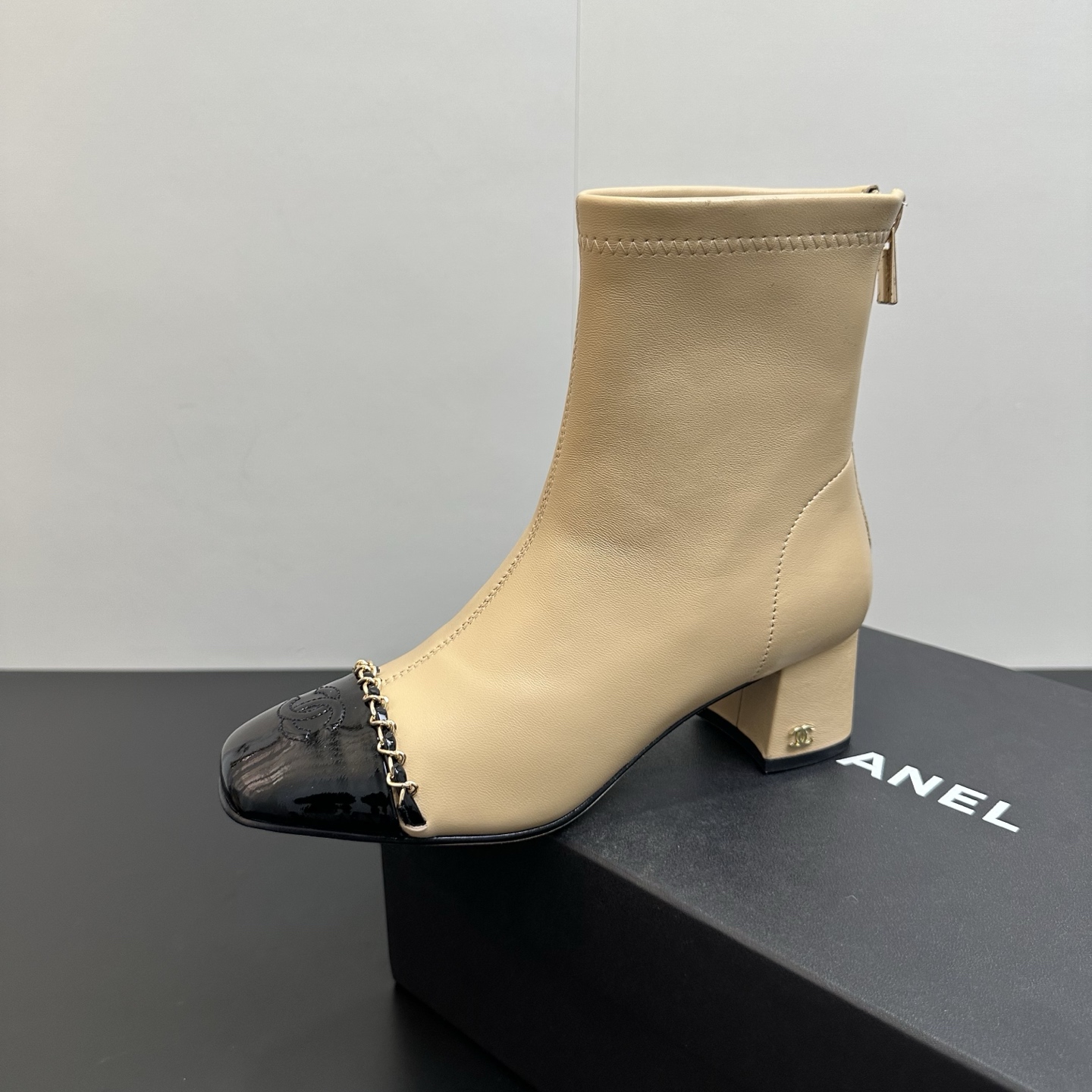 NO:614588,25Ss new autumn and winter Chanel Chanel small chain square toe thick heel short boots stretch boots. The high luxury style of the Chanel family continues. The brand's classic leather chain element is applied to the toe, which is really based on the aesthetics of the fragrance. When you wear it, you will look like the elegant lady herself!  The elastic leather fabric is very soft, has strong wrapping properties, and is comfortable to wear!  The upper is custom-made stretch sheepskin, the lining is imported stretch lycra, the foot pads are goatskin, and the sole is Italian grade A leather outsole!  Heel height 5cm, size 35-39 (40, 41 customized, non-refundable), boots, chanel, chanel, chanel, boots, sheepskin, Leather soles1986090925Ss秋冬新款Chanel香奈儿小香链条方头粗跟短靴弹力靴 香家气质高奢风延续.把品牌经典的穿皮链条元素运用到了鞋头上,真是完全长在香粉的审美上,穿上就是优雅气质的千金大小姐本人！弹力皮面料非常柔软,包裹性强,穿着大气舒适！ 鞋面定制弹力羊皮 内里进口弹力莱卡 垫脚山羊皮 鞋底意大利Ａ级真皮大底！ 跟高5cm 码数35-39（40,41订做不退换）,靴子,chanel,chanel,chanel,boots,sheepskin,Leather soles,Women's Shoes