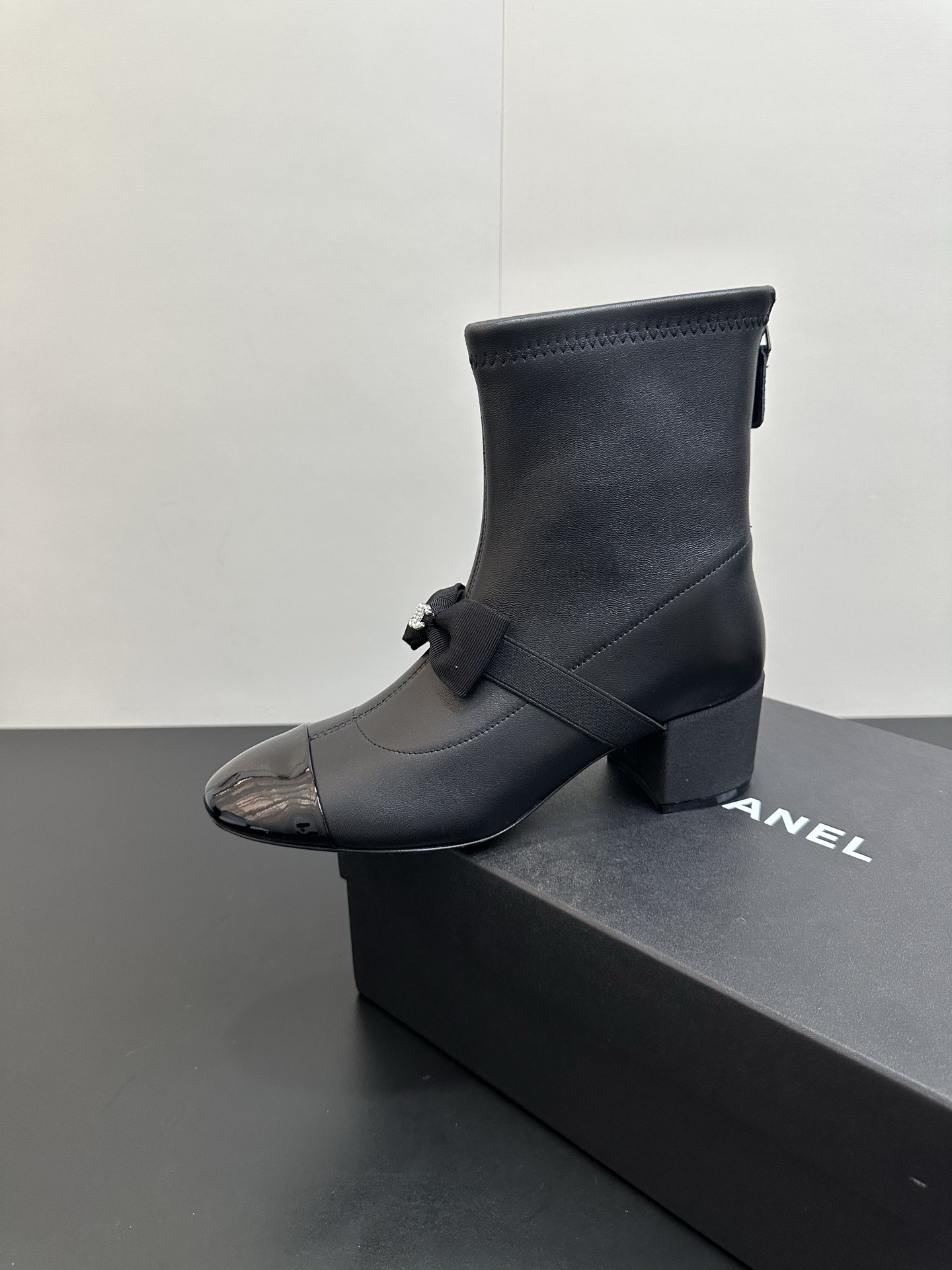NO:614593,Chanel 2025 latest ss explosive bow Snow White elastic short boots, white stretch lambskin (not superfiber) spliced ​​with black calf patent leather, a leg slimming artifact, the feet are very stunning!  Look taller and slimmer. Recommended by many celebrities and major bloggers. Size 35-41 (40.41 fixed). Italian genuine leather outsole. Imported sheepskin, boots, chanel, chanel, boots, sheepskin, Leather soles.19860909chanel 香奈儿2025最新款ss爆款蝴蝶结白雪公主弹力短靴 白色弹力小羊皮（不是超纤）拼接黑色小牛漆皮 瘦腿神器,上脚很是惊艳的！巨显高显瘦.众多明星、各大博主推荐 码数35-41（40.41定） 大底意大利真皮大底 垫脚进口羊皮,靴子,chanel,chanel,boots,sheepskin,Leather soles,Women's Shoes