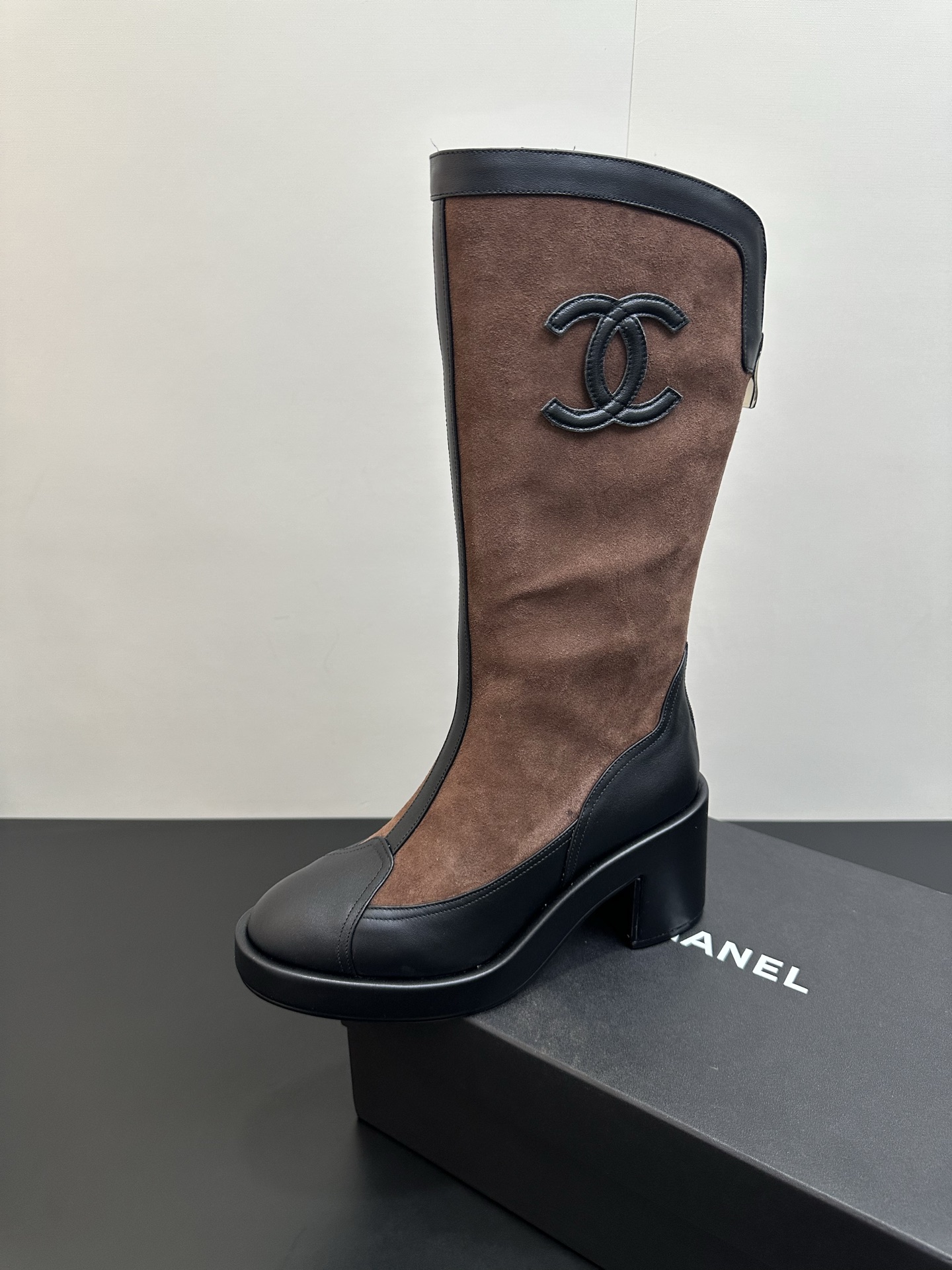 NO:625735,CHANEL Chanel 25ss autumn and winter classic C Jia Xiaoxiang thick-soled water platform back zipper knight boots color matching boots!  These knight boots are really a representative of handsome fashion. The double C electro-embroidered logo on the toe is low-key yet luxurious!  Simple, fashionable, individual and grand!  The natural and smooth beauty has a beauty that is stunning in time. You should also show off your long legs in winter ~ The upper is made of original first-layer calfskin, the inner foot pad is water-dyed sheepskin, the thickened double-layer outsole imported from Italy, heel height: 7cm, yardage: 35-40 (40 customizations are not returnable), boots, chanel, chanel, chanel, boots, cowhide, sheepskin19860909CHANEL香奈儿25ss秋冬经典C家小香厚底水台后拉链骑士靴拼色长靴！ 这款骑士靴真的是帅气时尚的代表,靴头双C电绣logo 低调不失奢华！简约时尚个性又大气！自然流畅的美感,有种惊艳了时光的美感,冬日也要展现大长腿～ 鞋面采用原版头层小牛皮 内里垫脚水染羊皮 意大利进口加厚双层大底 跟高:7cm 码数:35-40（40定制不退换）,靴子,chanel,chanel,chanel,boots,cowhide,sheepskin,Women's Shoes