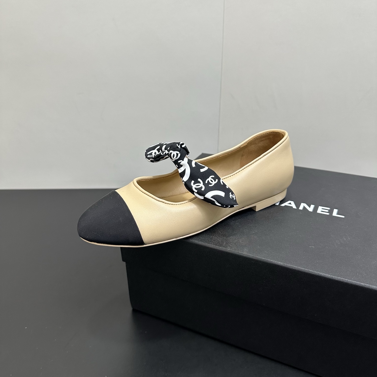 NO:614614,CHANEL Chanel small fragrant bow flats rabbit ears Mary Jane shoes, the perfect combination of elegance and comfort. The sheepskin surface is matched with a smart bow, which is exquisite and playful. The various colors are suitable for different wearing scenes. Whether commuting or leisure travel, they can add a unique charm to you with a low-key luxury attitude. They are the favorite choice of fashionistas. The fabric is original sheepskin stitching cloth, the inner sheepskin lining lasts, and the sole is genuine leather.  Size 35-39 (40.41 fixed), single shoes, chanel, chanel, mary jane, flats, sheepskin19860909CHANEL香奈儿小香风蝴蝶结平底鞋兔耳朵玛丽珍鞋,将优雅与舒适完美结合.羊皮面搭配灵动蝴蝶结,精致又俏皮.多样配色适配不同穿搭场景,无论是通勤还是休闲出行,都能以低调奢华姿态,为你增添独特魅力,是时尚达人心水之选. 面料原版羊皮拼接布面 内里羊皮内里套楦 鞋底真皮鞋底 码数35-39（40.41定）,单鞋,chanel,chanel,mary jane,flats,sheepskin,Women's Shoes