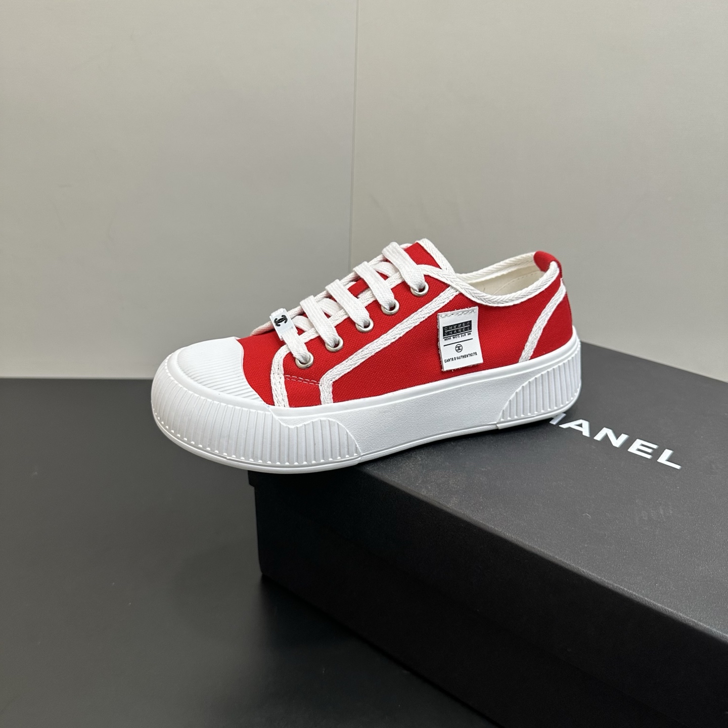 NO:614578,Chanel Xiaoxiang 2025ss latest casual shoes, currently super popular biscuit shoes, are hotly recommended by internet celebrity Xiaohongshu and are on sale. The cute and cute style has a bit of a retro flavor!  The shape is special, very recognizable, slim and long legs, absolutely powerful, very comfortable to wear, good appearance and comfortable, must recommend to everyone, the main feature of this year's series, minimalist style, custom canvas upper, canvas lining, sheepskin foot pads, open-molded high-elastic rubber platform outsole, size 35-39 (custom-made size 40.41 is non-refundable), casual shoes/sports shoes, chanel, sneakers, sheepskin19860909Chanel 小香2025ss最新休闲鞋,目前超级流行的饼干鞋 网红明星小红书狂追热推 发售蠢萌可爱的造型带了点复古味！ 造型特殊,很有辨识度, 显瘦显腿长,绝对实力派,穿上也很舒服,高颜值 舒适,一定要推荐给大家,今年系列的主打, 极简的风格 鞋面定制帆布 内里帆布 垫脚羊皮 鞋底开模高弹橡胶松糕大底 码数35-39（40.41码定做不退换),休闲鞋/运动鞋,chanel,sneakers,sheepskin,Women's Shoes