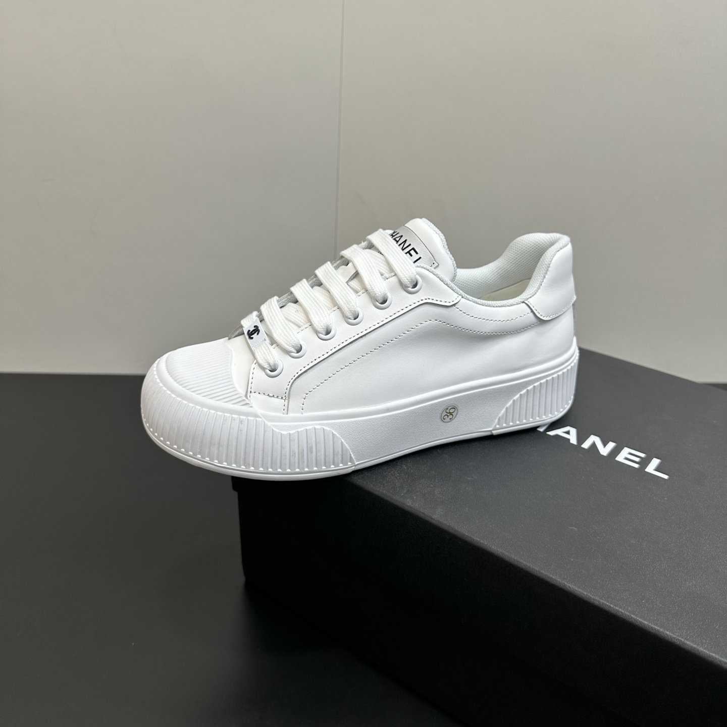 NO:614584,Chanel Xiaoxiang 2025ss latest casual shoes, currently super popular biscuit shoes, are hotly recommended by internet celebrity Xiaohongshu and are on sale. The cute and cute style has a bit of a retro flavor!  The shape is special, very recognizable, slim and long legs, absolutely powerful, very comfortable to wear, good appearance and comfortable, must recommend to everyone, the main feature of this year's series, minimalist style, sheepskin upper, mesh lining, sheepskin foot pads, molded high-elastic rubber platform outsole, size 35-39 (40.41 custom-made, non-returnable), casual shoes/sports shoes, chanel, sneakers, sheepskin19860909Chanel 小香2025ss最新休闲鞋,目前超级流行的饼干鞋 网红明星小红书狂追热推 发售蠢萌可爱的造型带了点复古味！ 造型特殊,很有辨识度, 显瘦显腿长,绝对实力派,穿上也很舒服,高颜值 舒适,一定要推荐给大家,今年系列的主打, 极简的风格 鞋面羊皮面 内里网布 垫脚羊皮 鞋底开模高弹橡胶松糕大底 码数35-39（40.41码定做不退换),休闲鞋/运动鞋,chanel,sneakers,sheepskin,Women's Shoes