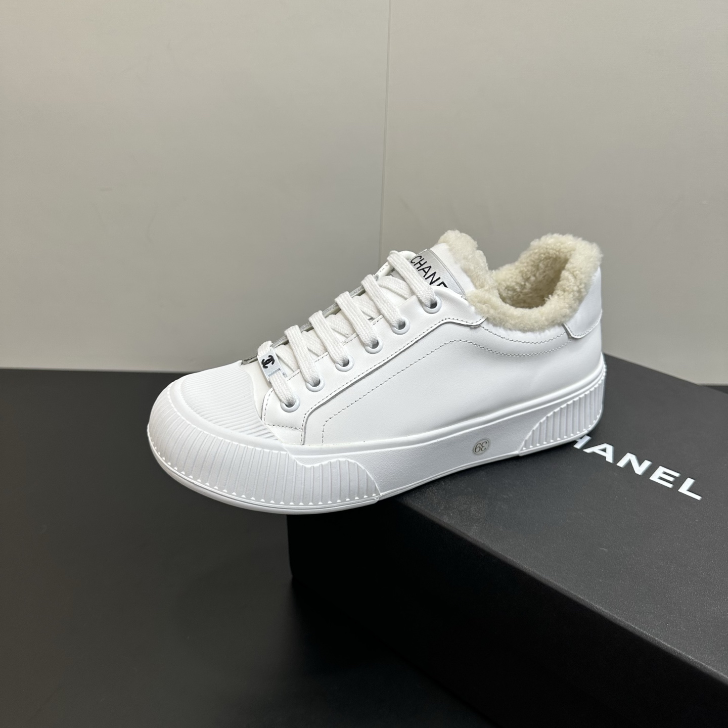 NO:614587,Chanel Xiaoxiang 2025ss latest casual shoes, currently super popular biscuit shoes, are hotly recommended by internet celebrity Xiaohongshu and are on sale. The cute and cute style has a bit of a retro flavor!  The shape is special, very recognizable, slim and long legs, absolutely powerful, very comfortable to wear, good appearance, comfortable, must recommend to everyone, the main feature of this year's series, minimalist style, sheepskin upper, wool lining, foot pads, open-molded high-elastic rubber platform outsole, size 35-39 (custom-made size 40.41 is non-returnable), casual shoes/sports shoes, chanel, sneakers, sheepskin19860909Chanel 小香2025ss最新休闲鞋,目前超级流行的饼干鞋 网红明星小红书狂追热推 发售蠢萌可爱的造型带了点复古味！ 造型特殊,很有辨识度, 显瘦显腿长,绝对实力派,穿上也很舒服,高颜值 舒适,一定要推荐给大家,今年系列的主打, 极简的风格 鞋面羊皮面 内里羊毛里 垫脚羊皮 鞋底开模高弹橡胶松糕大底 码数35-39（40.41码定做不退换),休闲鞋/运动鞋,chanel,sneakers,sheepskin,Women's Shoes