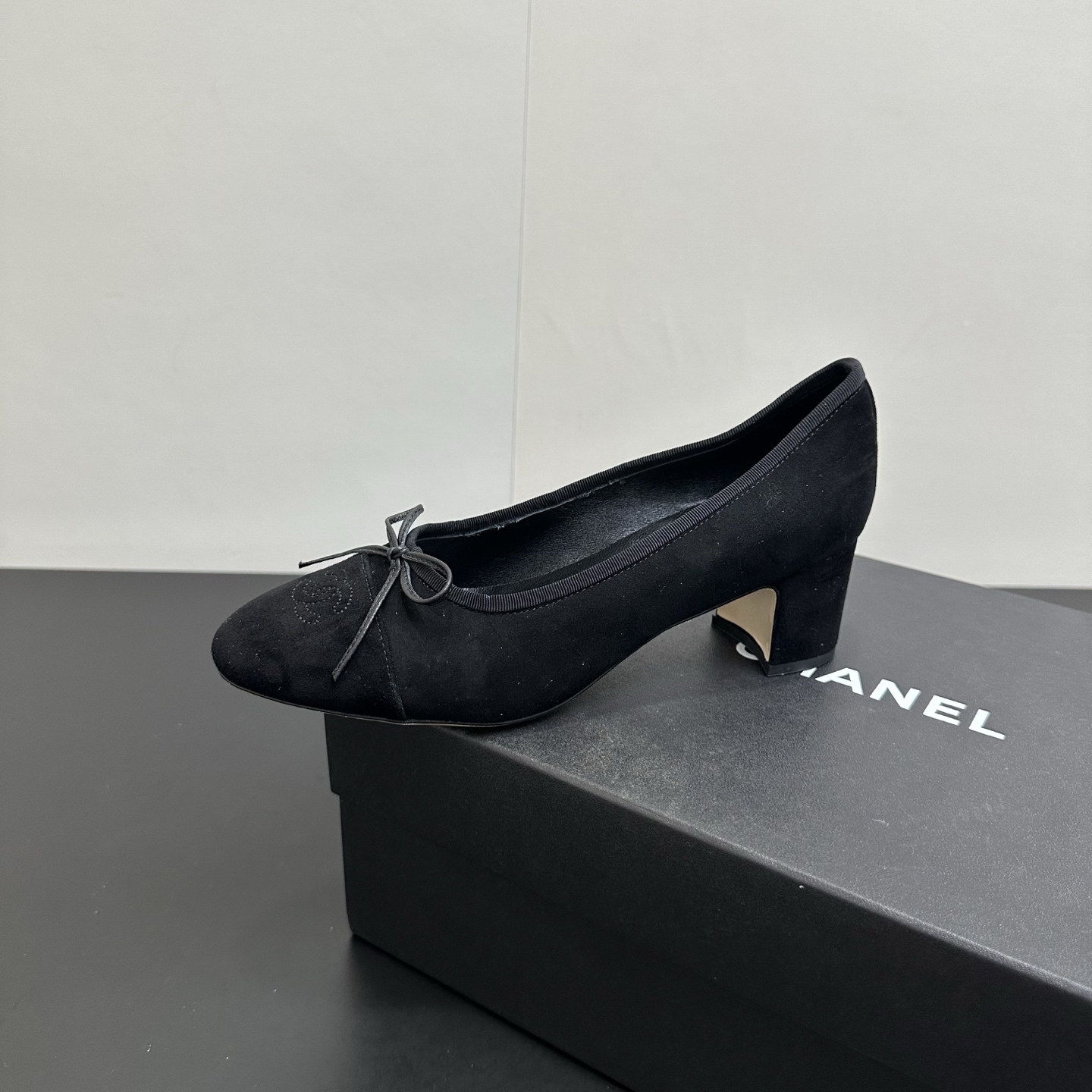 NO:614597,Chanel Coco small fragrant sheepskin bow mid-heeled ballet slippers spliced high-heeled shoes. Classic remodeling, dream upgrade. Both the inside and outside of the shoes are made of high-quality sheepskin, which is gentle and fit. The thin sheepskin straps cling to the instep with a light posture, turning the classic Mary Jane shoes into wearable art. The upper material is frosted sheepskin. The lining is water-dyed goatskin lining. Foot pads and inner markings. Heel height 6.5cm. Medium heel. Outsole Imported Italian leather outsole  Size 35-39 (40, 41 can be customized without return or exchange), high-heeled shoes, chanel, chanel, mary jane, high heels, sheepskin, Leather soles19860909Chanel 香奈儿Coco小香羊皮蝴蝶结中跟芭蕾舞鞋拼接高跟单鞋 经典重塑,梦幻升级鞋内外均选用上乘羊皮,温驯贴合.羊皮细带以轻盈姿态攀附脚背,将经典玛丽珍鞋化为可佩戴艺术. 鞋面材质磨砂羊皮 内里水染山羊皮内里垫脚、内里标码 跟高6.5cm中跟 大底进口意大利真皮大底 码数35-39码（40,41可定制不退不换）,高跟鞋单鞋,chanel,chanel,mary jane,high heels,sheepskin,Leather soles,Women's Shoes