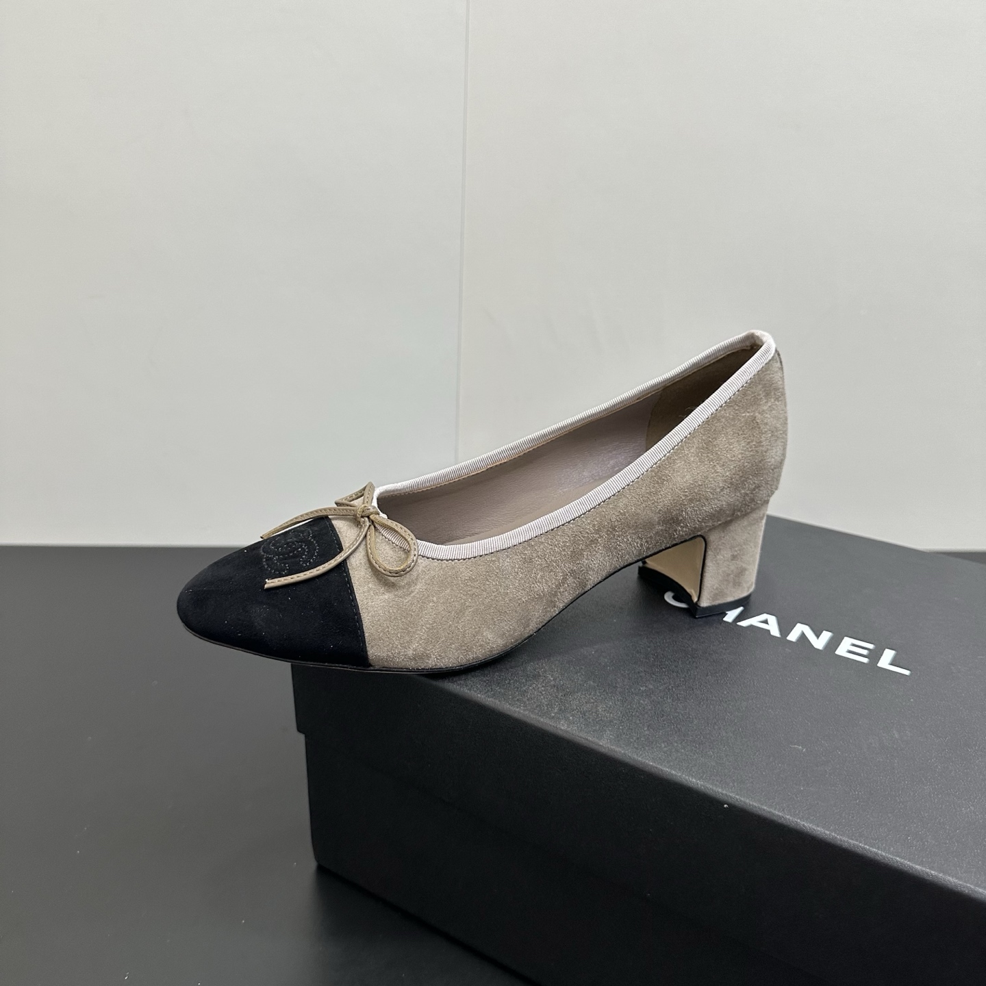 NO:614605,Chanel Coco small fragrant sheepskin bow mid-heeled ballet slippers spliced high-heeled shoes. Classic remodeling, dream upgrade. Both the inside and outside of the shoes are made of high-quality sheepskin, which is gentle and fit. The thin sheepskin straps cling to the instep with a light posture, turning the classic Mary Jane shoes into wearable art. The upper material is frosted sheepskin. The lining is water-dyed goatskin lining. Foot pads and inner markings. Heel height 6.5cm. Medium heel. Outsole Imported Italian leather outsole  Size 35-39 (40, 41 can be customized without return or exchange), high-heeled shoes, chanel, chanel, mary jane, high heels, sheepskin, Leather soles19860909Chanel 香奈儿Coco小香羊皮蝴蝶结中跟芭蕾舞鞋拼接高跟单鞋 经典重塑,梦幻升级鞋内外均选用上乘羊皮,温驯贴合.羊皮细带以轻盈姿态攀附脚背,将经典玛丽珍鞋化为可佩戴艺术. 鞋面材质磨砂羊皮 内里水染山羊皮内里垫脚、内里标码 跟高6.5cm中跟 大底进口意大利真皮大底 码数35-39码（40,41可定制不退不换）,高跟鞋单鞋,chanel,chanel,mary jane,high heels,sheepskin,Leather soles,Women's Shoes