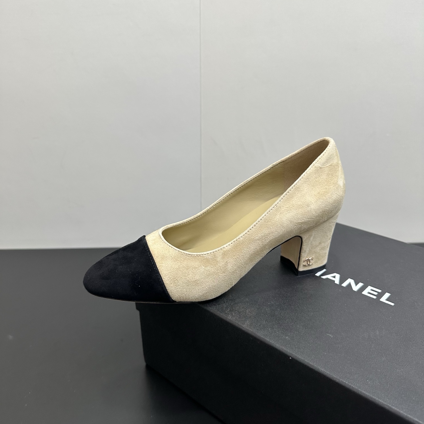 NO:614609,Chanel Coco small fragrant sheepskin mid-heel spliced high-heeled shoes are a classic remodeling and dream upgrade. Both the inside and outside of the shoe are made of high-quality sheepskin, which is gentle and fit. The thin sheepskin straps cling to the instep with a light posture, turning the classic Mary Jane shoes into wearable art. The upper material is frosted sheepskin. The lining is water-dyed goatskin lining. Foot pads and inner markings. The heel height is 6.5cm. The mid-heel outsole is imported Italian genuine leather.  Size 35-39 (40, 41 can be customized without return or exchange), high-heeled shoes, chanel, chanel, mary jane, high heels, sheepskin, Leather soles19860909Chanel 香奈儿Coco小香羊皮中跟拼接高跟单鞋 经典重塑,梦幻升级鞋内外均选用上乘羊皮,温驯贴合.羊皮细带以轻盈姿态攀附脚背,将经典玛丽珍鞋化为可佩戴艺术. 鞋面材质磨砂羊皮 内里水染山羊皮内里垫脚、内里标码 跟高6.5cm中跟 大底进口意大利真皮大底 码数35-39码（40,41可定制不退不换）,高跟鞋单鞋,chanel,chanel,mary jane,high heels,sheepskin,Leather soles,Women's Shoes