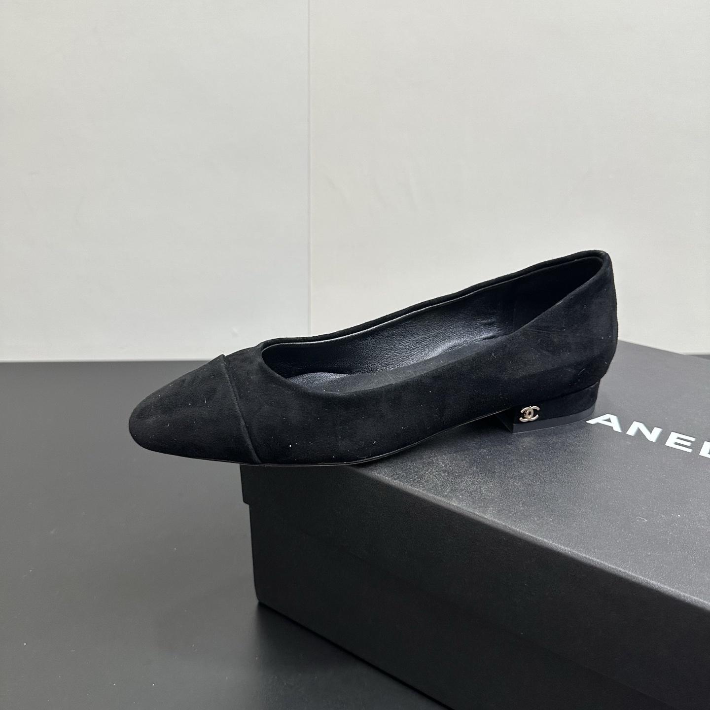 NO:614613,Chanel Coco small fragrant sheepskin spliced flat shoes are a classic remodeling and dream upgrade. Both the inside and outside of the shoe are made of high-quality sheepskin, which is gentle and fit. The thin sheepskin straps cling to the instep with a light posture, turning the classic Mary Jane shoes into wearable art. The upper material is frosted sheepskin. The lining is water-dyed goatskin. The lining is padded and marked on the inside. The heel is high and flat. The outsole is imported Italian genuine leather.  Size 35-39 (40, 41 can be customized without return or exchange), high-heeled shoes, chanel, chanel, mary jane, high heels, sheepskin, Leather soles19860909Chanel 香奈儿Coco小香羊皮拼接平底单鞋 经典重塑,梦幻升级鞋内外均选用上乘羊皮,温驯贴合.羊皮细带以轻盈姿态攀附脚背,将经典玛丽珍鞋化为可佩戴艺术. 鞋面材质磨砂羊皮 内里水染山羊皮内里垫脚、内里标码 跟高平底 大底进口意大利真皮大底 码数35-39码（40,41可定制不退不换）,高跟鞋单鞋,chanel,chanel,mary jane,high heels,sheepskin,Leather soles,Women's Shoes