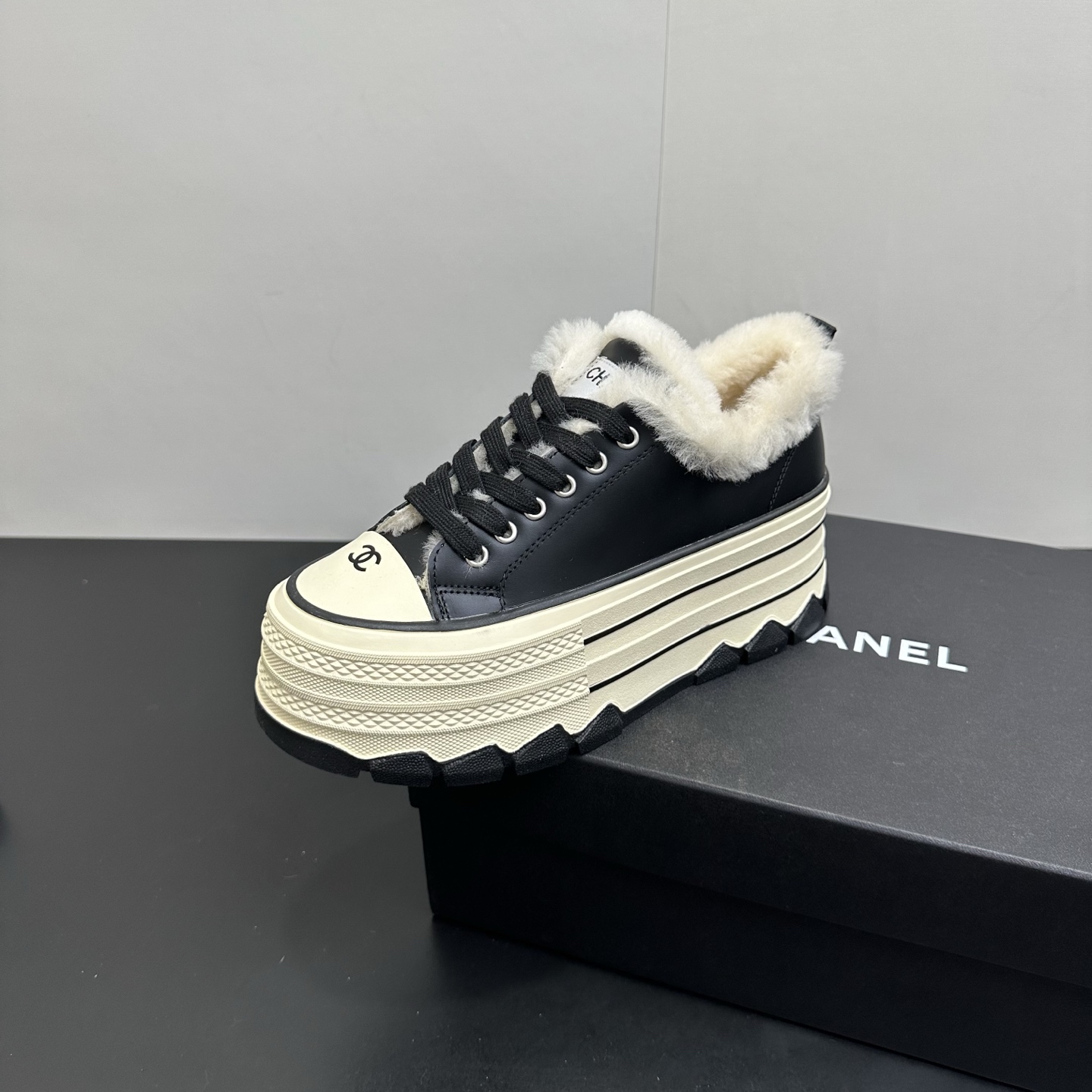 NO:614592,Chanel thick-soled biscuit shoes, a new retro canvas series, present a relaxed posture and lightness to start the summer journey. Continuing the iconic deconstructed silhouette of ANN ANDELMAN, the shoe body is presented with simple three-dimensional lines and double A logo. The upper is covered with breathable canvas fabric, injecting the upper layer of softness to improve the foot feel. It adopts a thick rubber sole with a geometric texture and is embellished with rubber edging details. The leg-lifting effect is comparable to leg plastic surgery. It can easily hold the legs in various styles and wear them casually!  Upper material: cowhide, lining material: wool lining, size 35-39 (40 fixed), casual shoes/sports shoes, chanel, chanel, sneakers, cowhide19860909chanel香奈儿厚底饼干鞋 全新复古帆布系列,呈递松弛之姿,轻盈于形开启盛夏之旅. 延续ANN ANDELMAN 标志性解构化廓形,鞋身以简约立体线条及双A logo呈现,鞋面覆盖透气帆布面料,注入上层柔软提升脚感,采用廓形橡胶厚底,几何纹理点缀橡胶包边细节.**拉腿效果堪比腿部整形 巨显腿细腿长各种风格都能轻松hold住 随便搭！ 鞋面材质牛皮 内里材质羊毛里 码数35-39（40定）,休闲鞋/运动鞋,chanel,chanel,sneakers,cowhide,Women's Shoes