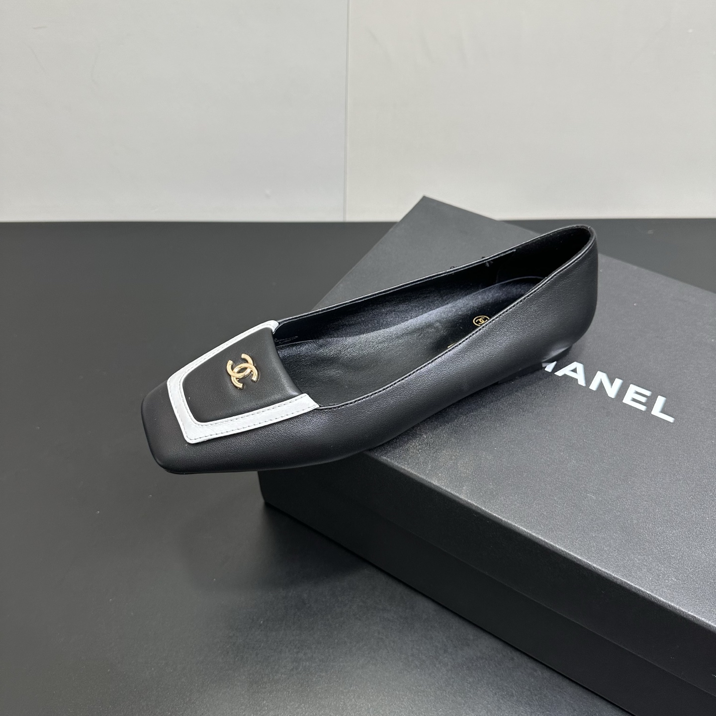 NO:614554,CHANEL Chanel Xiaoxiang 25K new square toe flip flat shoes, the neat square toe cut accommodates the feet, and modifies the ankle line to make the ankle line more slender. The iconic flip design hides ingenuity and reveals effortless French relaxation when opening and closing. The flat bottom design will not tire your feet after long walks. Whether it is paired with the smart commuting suit pants or the softness of the floral skirt, it can be matched with the classic silhouette and texture. The fabric is lambskin and the lining is sheepskin.  Italian imported genuine leather outsole size35-39 (40/41 customized), single shoes, chanel, chanel, skirts, business suit, sheepskin, Leather soles19860909CHANEL香奈儿小香25K新品方头翻盖平底单鞋, 利落方头剪裁包容双脚,修饰脚踝线条更显纤细,标志性翻盖设计暗藏巧思,开合间流露不费力的法式松弛.平底设计久走不累脚,无论是搭配通勤西装裤的干练,还是碎花裙的柔美,都能以经典廓形与质感 面料小羊皮 内里踮脚均为羊皮 意大利进口真皮大底 size35-39（40/41定制）,单鞋,chanel,chanel,skirts,business suit,sheepskin,Leather soles,Women's Shoes