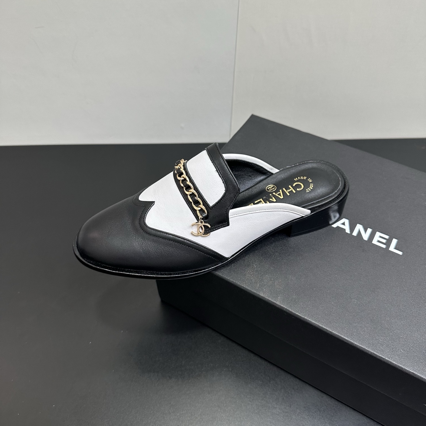 NO:614548,Chanel second-hand chain classic retro sheepskin color-blocking stitching loafers and half-slippers Color-blocking design on the upper ~ Retro shoe shape ~ Super fragrant grandma's tone ~ Comfortable on the feet ~ Versatile for commuting ~ Wear barefoot or with mid-calf socks, skirts and trousers, they are all invincible beauty ~ Full of high-end feel ~ Super durable Specific sheepskin surface Mixed sheepskin lining Soft, sweat-absorbent and breathable Exclusive original 1:1 mold development ~ Long-lasting and non-softening Italian imported genuine leather outsole  Size35-39 (40/41 custom-made, non-returnable), loafers and half slippers, chanel, loafers, skirts, sheepskin, Leather soles19860909香奈儿中古链条经典复古羊皮拼色拼接乐福鞋半拖 鞋面拼色设计～复古的鞋型～超有香奶奶家的调调～上脚舒服～通勤百搭～光脚穿或搭配中筒袜 配裙子 裤子 都是无敌美～满满高级感～超级耐看 特定羊皮面 混种羊皮内里 柔软吸汗透气 独家原版1:1开模开发 ～持久不软化 意大利进口真皮大底 Size35-39（40/41定做不退换）,乐福鞋半拖,chanel,loafers,skirts,sheepskin,Leather soles,Women's Shoes