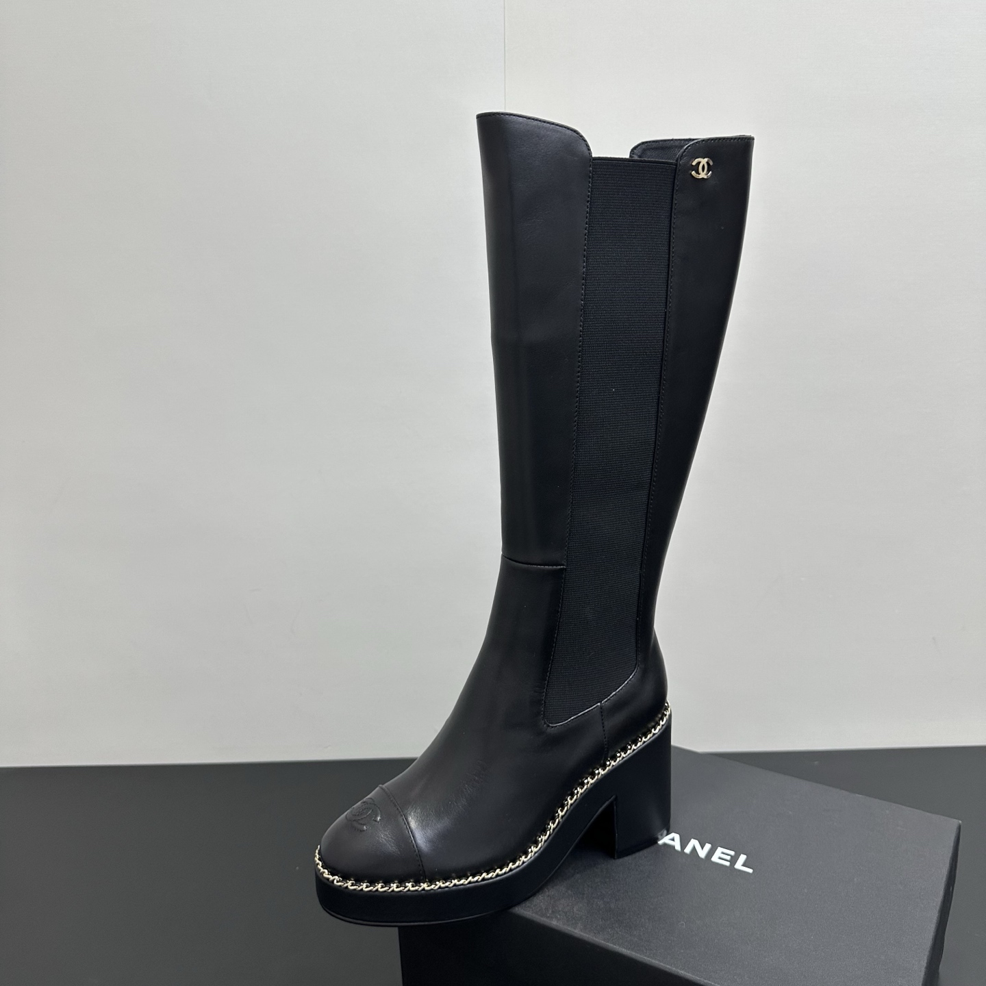 NO:614572,Chanel 25k new Chelsea elastic band boots, knight boots, thick-soled water platform chain high boots, autumn and winter catwalk models, the upper feet are particularly leg-shaped and versatile, any fairy can easily control it. Imported calfskin ~ frosted cowhide upper, sheepskin lining, original open mold wear-resistant rubber sole Size: 35-39 (40, 41 custom-made, non-refundable), boots, chanel, chanel, boots, cowhide, sheepskin19860909Chanel 香奈儿25k新款切尔西松紧带长靴 骑士靴厚底水台链条高靴 秋冬走秀款 上脚特显腿型百搭 任何仙女都可以轻松驾驭  进口小牛皮~磨砂牛皮鞋面羊皮内里垫脚原版开模耐磨橡胶底 Size: 35-39（40,41订做不退换）,靴子,chanel,chanel,boots,cowhide,sheepskin,Women's Shoes