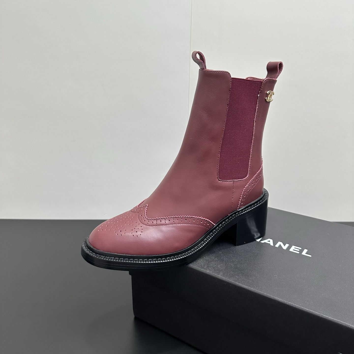 NO:614582,Chanel Chanel Classic Elastic Strap Chelsea Short Boots Thick Heel Ankle Boots with Hollow Carvings. A runway model from the Jue Jue series, continuing the Chan family's simple temperament and high luxury style. The elastic band design is easy to wear and easy to take off!  The leather fabric is very soft, has strong wrapping properties, and is comfortable to wear. The upper part of the leg is super long!  Upper cowhide, lining sheepskin, sole Italian genuine leather outsole, heel height 5cm, size 35-39 (40.41 custom made, non-returnable), boots, chanel, chanel, chanel, boots, cowhide, sheepskin, Leather soles19860909Chanel 香奈儿小香经典松紧带切尔西短靴粗跟及踝靴镂空雕花 绝绝子系列走秀款,香家简约气质高奢风延续.松紧带设计易穿·易脱！皮面料非常柔软,包裹性强,穿着大气舒适.上脚超级显腿长！ 鞋面牛皮 内里垫脚羊皮 鞋底意大利真皮大底 跟高5cm 码数35-39（40.41定做不退换）,靴子,chanel,chanel,chanel,boots,cowhide,sheepskin,Leather soles,Women's Shoes