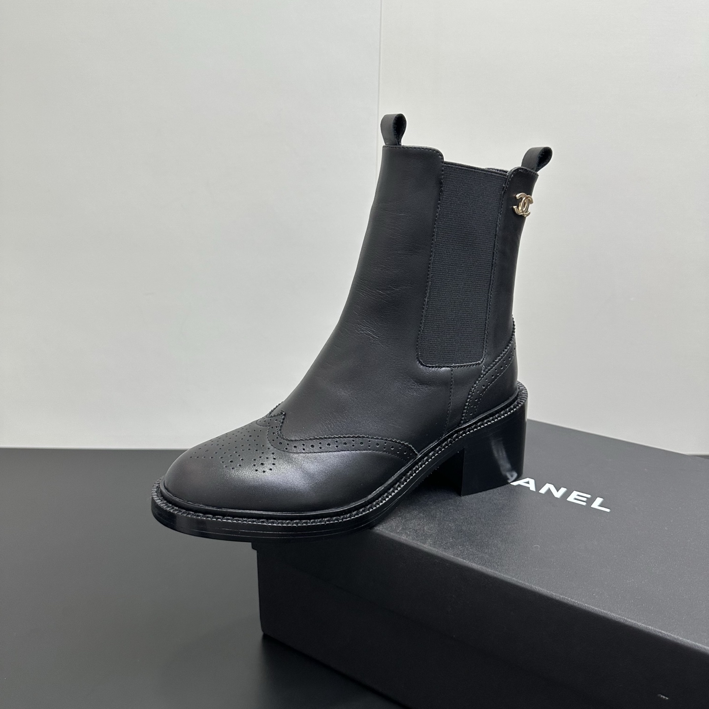 NO:614539,Chanel Chanel Classic Elastic Strap Chelsea Short Boots Thick Heel Ankle Boots with Hollow Carvings. A runway model from the Jue Jue series, continuing the Chan family's simple temperament and high luxury style. The elastic band design is easy to wear and easy to take off!  The leather fabric is very soft, has strong wrapping properties, and is comfortable to wear. The upper part of the leg is super long!  Upper cowhide, lining sheepskin, sole Italian genuine leather outsole, heel height 5cm, size 35-39 (40.41 custom made, non-returnable), boots, chanel, chanel, chanel, boots, cowhide, sheepskin, Leather soles19860909Chanel 香奈儿小香经典松紧带切尔西短靴粗跟及踝靴镂空雕花 绝绝子系列走秀款,香家简约气质高奢风延续.松紧带设计易穿·易脱！皮面料非常柔软,包裹性强,穿着大气舒适.上脚超级显腿长！ 鞋面牛皮 内里垫脚羊皮 鞋底意大利真皮大底 跟高5cm 码数35-39（40.41定做不退换）,靴子,chanel,chanel,chanel,boots,cowhide,sheepskin,Leather soles,Women's Shoes