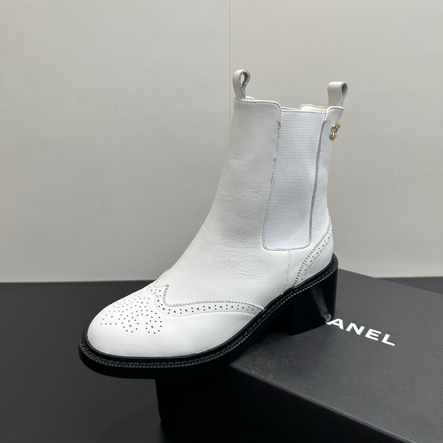 NO:614534,Chanel Chanel Classic Elastic Strap Chelsea Short Boots Thick Heel Ankle Boots with Hollow Carvings. A runway model from the Jue Jue series, continuing the Chan family's simple temperament and high luxury style. The elastic band design is easy to wear and easy to take off!  The leather fabric is very soft, has strong wrapping properties, and is comfortable to wear. The upper part of the leg is super long!  Upper cowhide, lining sheepskin, sole Italian genuine leather outsole, heel height 5cm, size 35-39 (40.41 custom made, non-returnable), boots, chanel, chanel, chanel, boots, cowhide, sheepskin, Leather soles19860909Chanel 香奈儿小香经典松紧带切尔西短靴粗跟及踝靴镂空雕花 绝绝子系列走秀款,香家简约气质高奢风延续.松紧带设计易穿·易脱！皮面料非常柔软,包裹性强,穿着大气舒适.上脚超级显腿长！ 鞋面牛皮 内里垫脚羊皮 鞋底意大利真皮大底 跟高5cm 码数35-39（40.41定做不退换）,靴子,chanel,chanel,chanel,boots,cowhide,sheepskin,Leather soles,Women's Shoes