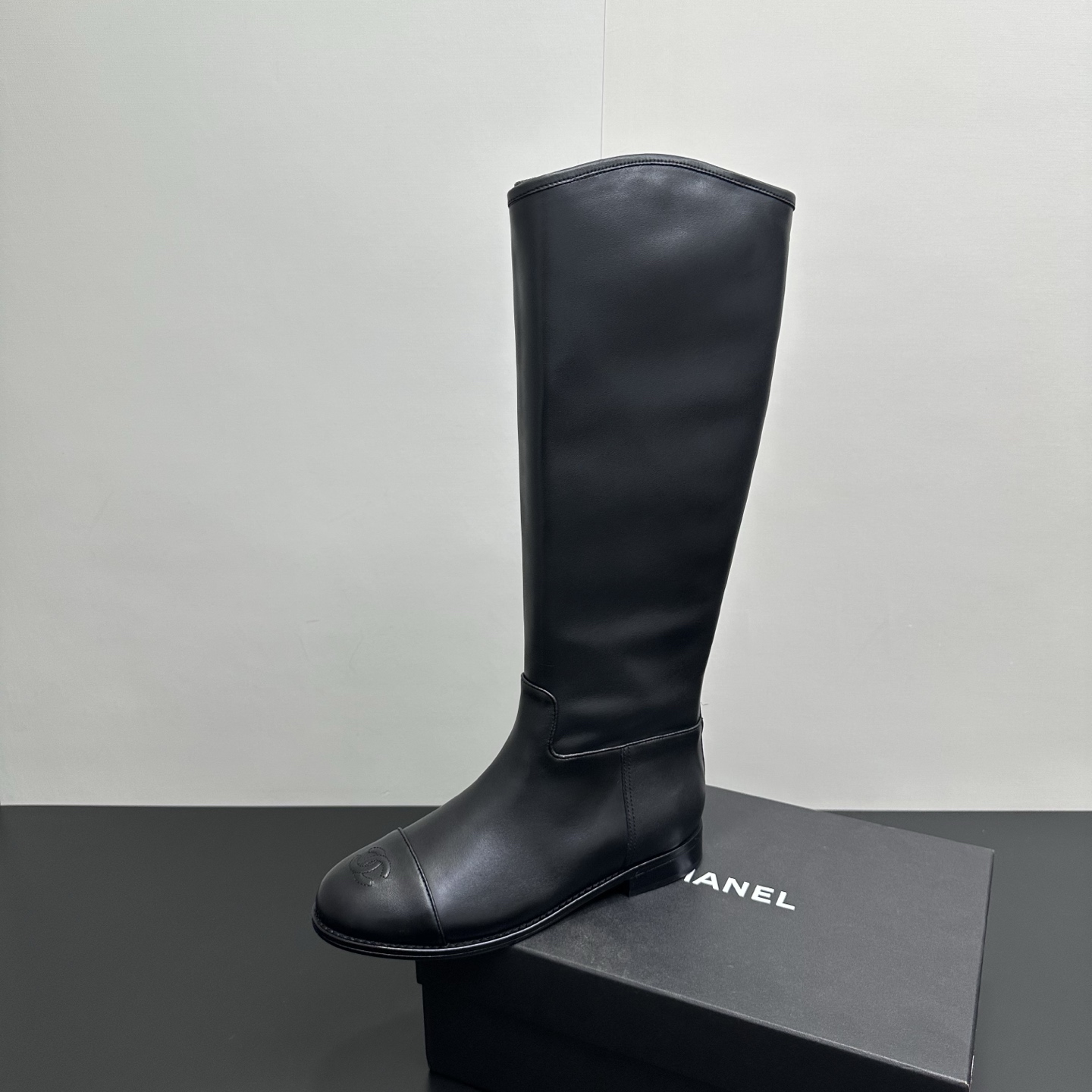NO:614566,25Ss new autumn and winter Chanel double C knight boots Xiaoxiang back zipper long boots high boots This winter, high-end and fashionable coexist, anyone can easily control the choice, simple and elegant!  The minimalist and cool texture has a silent elegance. A versatile little expert!  Going out on the street can lengthen the overall visual effect and easily show your long legs with the aura of a queen!  Calfskin upper, cowhide lining, Italian two-tone genuine leather sole, heel height 3cm, size 35-39 (40, 41 customized, non-refundable), boots, chanel, boots, cowhide1986090925Ss秋冬新款Chanel双C骑士靴小香后拉链长靴高靴 这个冬季高级与时髦并存 任何人都可以很好驾驭的选择 简约又大气！极简带酷的质感 有一种无声的优雅气息.百搭小能手！上街拉长整体视觉效果 轻松展现大长腿拥有女王气场！ 鞋面小牛皮 内里牛皮内里 鞋底意大利双色真皮鞋底 跟高3cm 码数35-39（40,41定制不退换）,靴子,chanel,boots,cowhide,Women's Shoes