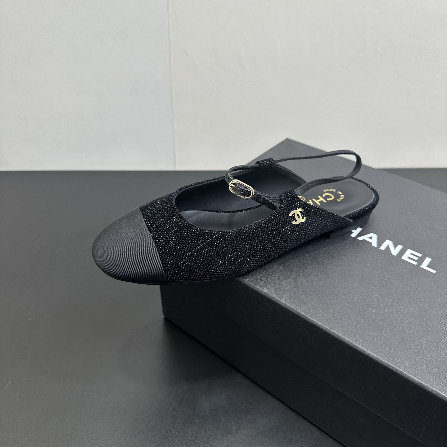 NO:625763,CHANEL small fragrant style toe-toe flat sandals, classic black and white combination + metal double C logo, satin toe cap texture~ Two kinds of fabrics are available, matte leather, which is neat and versatile, and the woven model has its own fine glitter and high-end feel. The back strap design does not rub the feet, suitable for daily commuting/dates, and the feet feel so soft that you don’t want to take them off!  Fabric: sheepskin or cloth, lining sheepskin, leather sole 35-39 (set at 40.41), sandals, chanel, sandals, sheepskin19860909CHANEL小香风包头平底凉鞋 经典黑白拼+金属双C标,缎面鞋头质感拉满~ 两款面料可选哑光皮面利落百搭,编织款自带细闪高级感 后绊带设计不磨脚,日常通勤/约会都适配,脚感软到不想脱！ 面料羊皮或布料,内里羊皮,真皮底 35-39（40.41定）,凉鞋,chanel,sandals,sheepskin,Women's Shoes