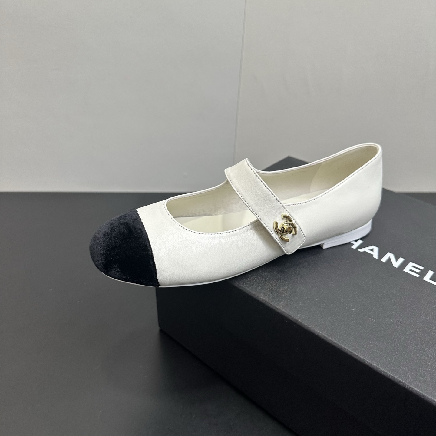 NO:614553,CHANEL Chanel 25ss spring and summer gold toe ballet flats. The retro Mary Jane is so right. I personally like the classic combination the best. It has a retro 80s style feel. The style is novel and fashionable, and the craftsmanship is perfectly presented. The mixed sheepskin design is so beautiful that you won’t even recognize it. It looks very slim and fair. I think  Girls should have a pair. The most important thing is that the color is eye-catching enough. It is no longer enough to describe her as fast as she can walk on the ground. It is a shoe that she can't put down. The material is sheepskin, which is very high-end. The lining is sheepskin, which is soft and delicate, super comfortable and high-end luxury!  Size#35-41 (40 41 customized, non-returnable), single shoes, chanel, chanel, mary jane, sheepskin19860909CHANEL香奈儿小香 25ss 春夏鞋头金色芭平底蕾舞鞋 复古的玛丽珍太对味了,个人最喜欢好经典的搭配,颇有80年代复古小香风的感觉,款式新颖时尚,工艺完美呈现,混种羊皮设计,美到六亲不认,很显瘦显白,我觉得 女孩儿们都要拥有一双,最重要的是颜色足够亮眼,健步如飞已不足以形容她如履平地,让爱不释手的鞋款 面料羊皮,非常高级感 内里垫脚羊皮,柔软细腻,超级舒适亲夫,高端奢华！ Size#35-41（40 41定做不退换）,单鞋,chanel,chanel,mary jane,sheepskin,Women's Shoes