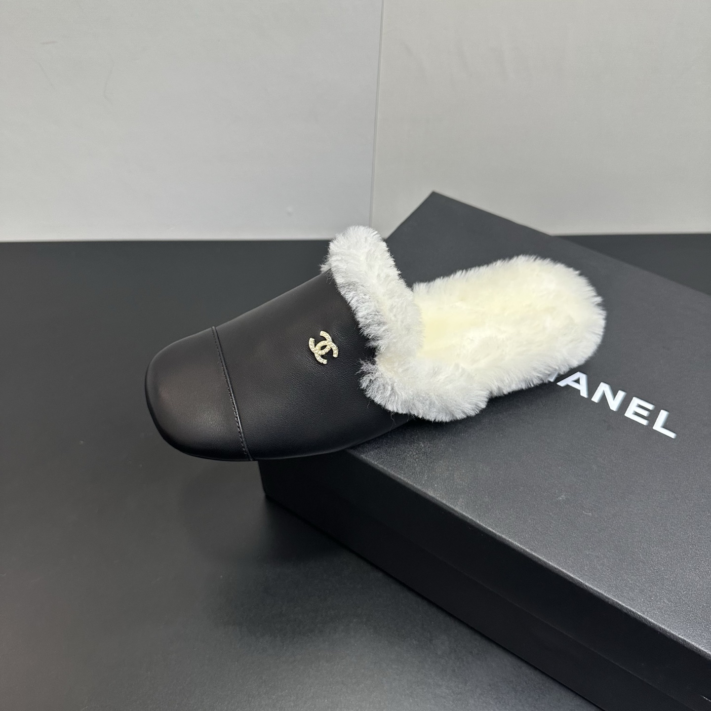 NO:614547,chanel Chanel Xiaoxiang 25ss new autumn style wool slippers, toe-toe slippers, imported lamb wool material, extremely comfortable, very recognizable, beautiful and practical, comfortable but not monotonous wool slippers, sheepskin upper, wool lining, the entire foot pad is wrapped in real wool, genuine leather Code number: women 35-39 (40 41 customized non-refundable), half-slip fur shoes, chanel, chanel, slippers, sheepskin19860909chanel香奈儿小香25ss开秋新款 羊毛毛拖鞋 包头拖 进口羊羔毛材质 舒适度极高,非常具有辨识度,美貌与实用并存舒适而不单调的毛拖鞋 鞋面羊皮,内里羊毛,整个垫脚包裹全真羊毛,真皮 码数:女35-39(40 41订做不退换),半拖毛毛鞋,chanel,chanel,slippers,sheepskin,Women's Shoes