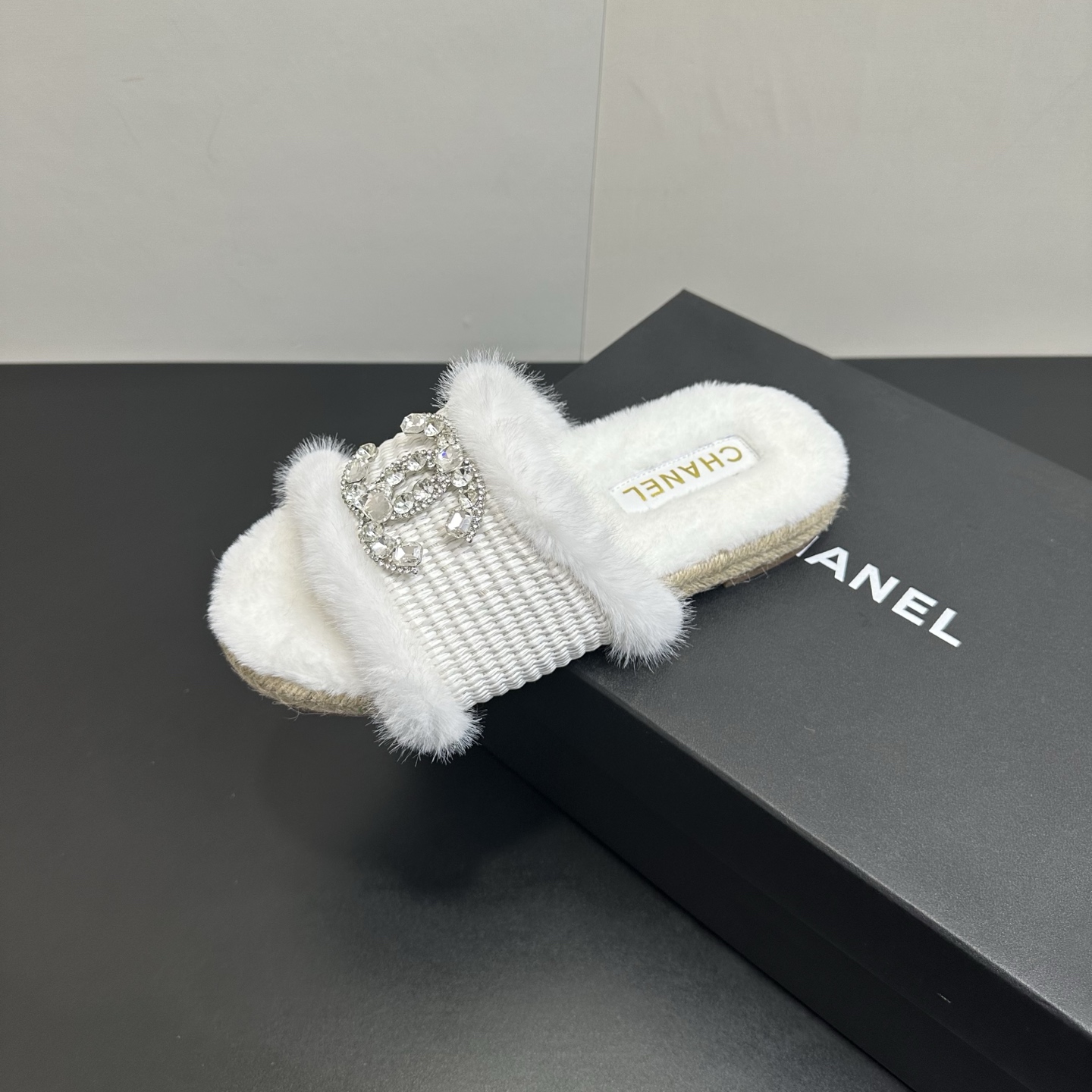 NO:625756,CHANEL25’s latest furry slippers for autumn and winter~ This pair of furry slippers is also very good-looking!  The weaving technique/mink hair is very high-end!  !  ! But it’s perfect for all seasons!  A favorite style, with fashion elements, the double C hardware diamond buckle is full of nobility. Wearing it can always show the fashionable charm of women. It is fashionable but not too showy, so beautiful. The upper is made of raffia//fur outsole. The original rubber outsole. The lining is imported sheepskin. Size35-39 (40%), fur shoes and slippers, chanel, slippers, espadrilles, sheepskin19860909CHANEL25秋冬最新款毛毛拖鞋～ 这双毛拖也是好好看！编织工艺／配水貂毛非常高级呀！！! 可四季搭配,简直就是完美呀！ 大爱款,有时尚元素,双C五金钻扣贵气感十足 穿上它总能展现女性时尚韵味 时尚却不过分张扬,实在太美 鞋面拉菲草编织//毛 大底原版橡胶大底 内里进口羊皮 Size35-39（40定）,毛毛鞋拖鞋,chanel,slippers,espadrilles,sheepskin,Women's Shoes