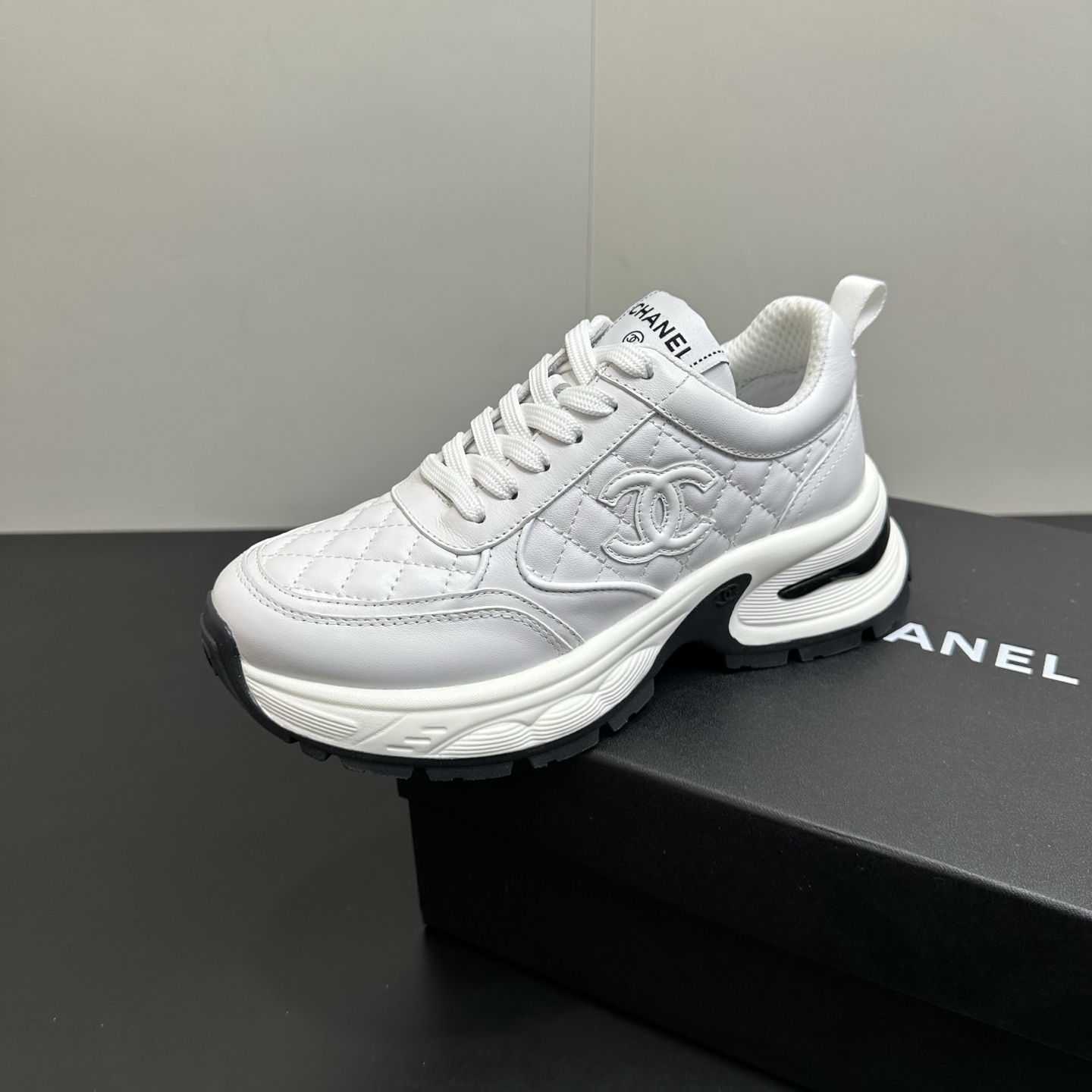 NO:614541,CHANEL Chanel Xiaoxiang's new color is on the shelves. New panda color thick-soled casual sports shoes and sneakers. Original development. High version. Benefits. Xiaoxiang C's thick-soled panda shoes and sneakers. A popular platform-soled white shoe, sneaker and casual shoe that is very popular at the counter and is very difficult to grab!  Original purchase and development, open mold outsole, one-to-one customized pattern making and production of materials, every detail is accurate, various colors meet the different matching needs of ladies ★★★★★ Customized first layer of dyed calfskin color matching for the upper, comfortable and breathable mesh lining, original open mold outsole, size 35-41 (40 41 custom-made, non-refundable), casual shoes/sports shoes, chanel, chanel, chanel, sneakers, cowhide19860909CHANEL香奈儿小香新色上架全新熊猫配色厚底休闲运动鞋板鞋 原版开发 高版本 福利 小香C家厚底熊猫鞋 板鞋 专柜爆火超难抢的一款松糕底小白鞋 球鞋 休闲鞋！原版购入开发 开模大底 材料一比一定制打版 做货 ,每一样细节精准到位 ,各种配色满足小姐姐们不同搭配需求 ★★★★★ 鞋面定制头层透染小牛皮拼色 内里舒适透气网布 鞋底原版开模大底 码数35-41（40 41定做不退换）,休闲鞋/运动鞋,chanel,chanel,chanel,sneakers,cowhide,Women's Shoes