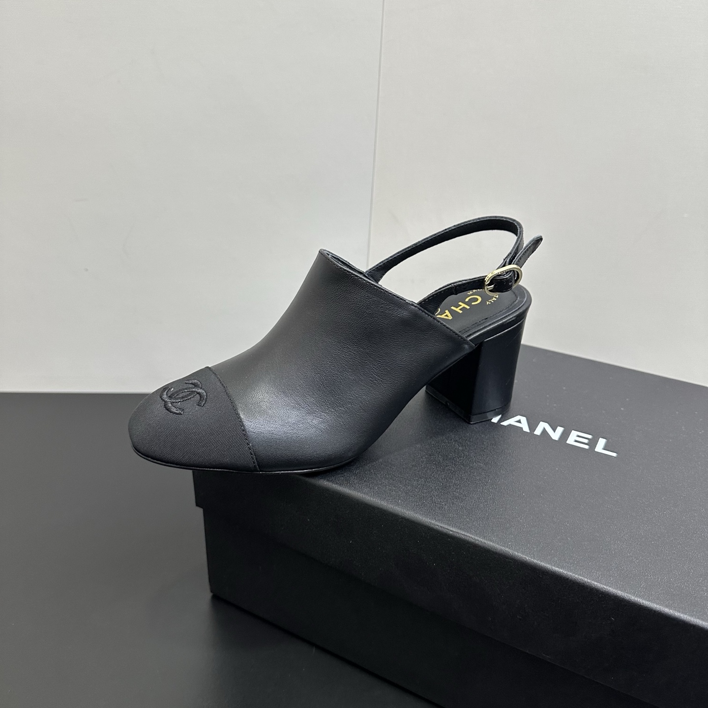 NO:625749,CHANEL Chanel Xiaoxiang's most worthy classic style, thick heel, color matching, versatile high heel, empty back strap, toe slipper sandals for women. Material: The upper is made of imported new mixed sheepskin or cloth lining, high-grade mixed sheepskin + Italian imported cowhide sole. Size: 35–39 (40.41. Customization is non-refundable). Heel height: 6.5cm, high-heeled sandals, chanel, chanel, sandals, high heels, cowhide, sheepskin19860909CHANEL 香奈儿小香最值得拥有的经典款 粗跟拼色百搭高跟后空后带包头拖女凉鞋材质:鞋面采用进口全新混种羊皮或布面内里高级混种羊皮+意大利进口牛皮底. Size:35–39 (40.41.定制不退换). 跟高: 6.5cm,高跟鞋凉鞋,chanel,chanel,sandals,high heels,cowhide,sheepskin,Women's Shoes