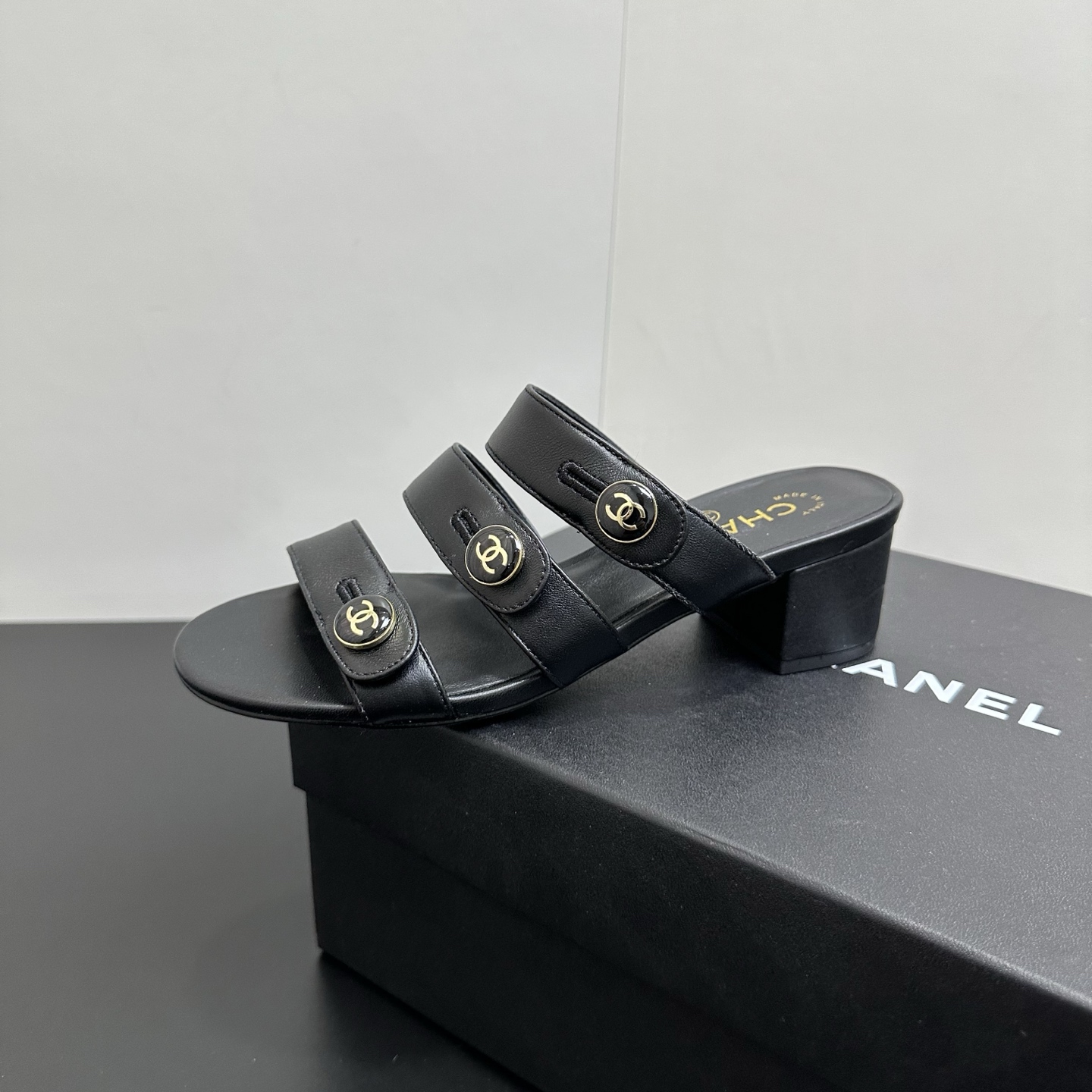 NO:625719,2026SS latest CHANEL Chanel 26th early spring catwalk new style mid-heel square heel three-strap slippers purchased in Hong Kong original version, exclusive mold opening. Top quality % genuine last developed with smooth lines and smooth entry and exit from the counter! Official website 1:1 production. Fabric: Mixed sheepskin imported from Italy & private molded double C buttons and letters are delicate, smooth, shiny and feel great! The fabric and feet are made of the same material, and the fit is great! ! ! Color Black/Apricot/White Size 35-39 (40.41 customized, non-refundable), slippers and sandals, chanel, chanel, sandals, slippers, sheepskin198609092026SS最新款CHANEL香奈儿26年早春走秀新款中跟方跟三带拖鞋香港购入原版,独家开模.顶级品质％正品楦头開發 线条流畅妥妥出入专柜！ 官网1:1制作. 面料: 意大利进口混种羊皮＆私模双C纽扣扣与字母细腻柔滑、光泽和手感极佳！ 面料与垫脚采用统一材质,上脚超棒！！！ 颜色黑色/杏色/白色 码数35-39（40.41定做不退换）,拖鞋凉鞋,chanel,chanel,sandals,slippers,sheepskin,Women's Shoes