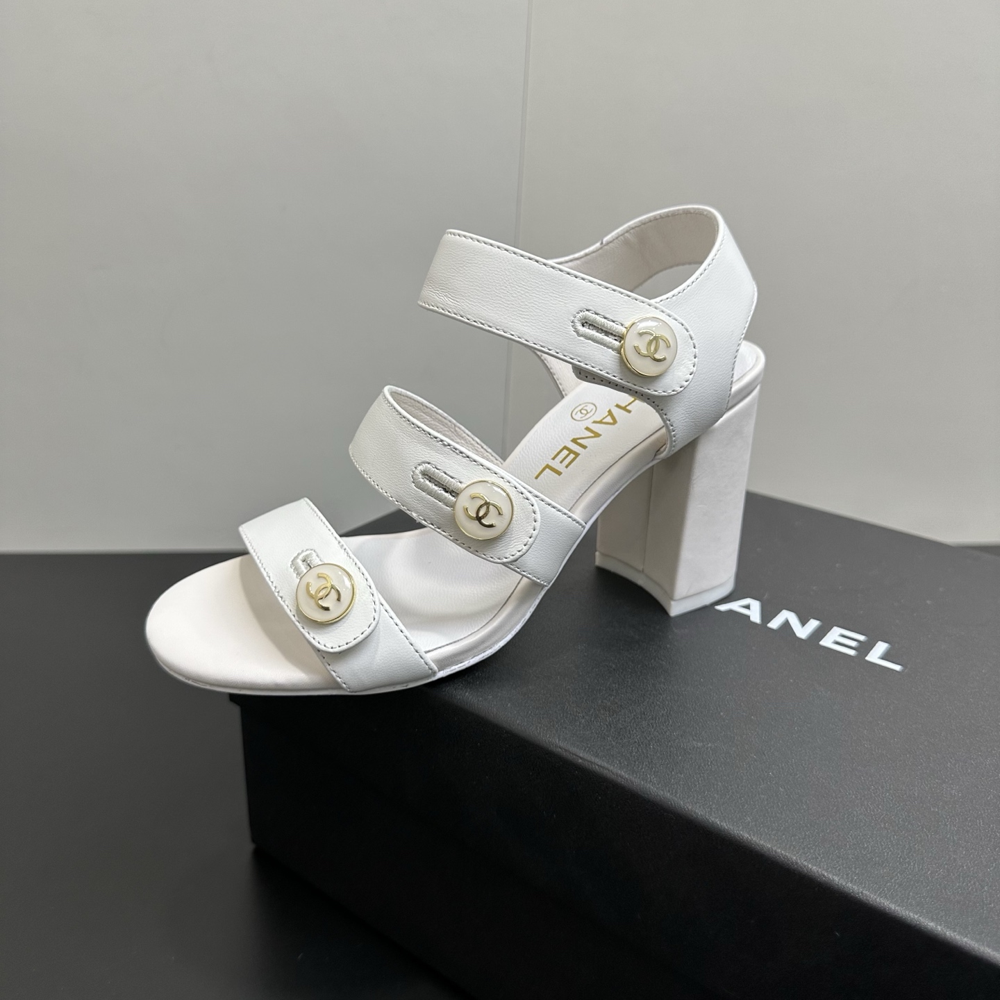 NO:625711,2026SS latest CHANEL Chanel 26th early spring catwalk new high-heeled thick heel three-strap sandals. Original original purchased in Hong Kong, exclusive mold opening. Top quality % genuine last development, smooth lines and proper entry and exit from the counter! Official website 1:1 production. Fabric: Mixed sheepskin imported from Italy & private molded double C buttons and letters are delicate, smooth, shiny and feel great! The fabric and feet are made of the same material, and the fit is great! ! ! Color Black/Apricot/White Size 35-39 (40.41 customized, non-refundable), slippers and sandals, chanel, chanel, sandals, slippers, sheepskin198609092026SS最新款CHANEL香奈儿26年早春走秀新款高跟粗跟三带凉鞋香港购入原版,独家开模.顶级品质％正品楦头開發 线条流畅妥妥出入专柜！ 官网1:1制作. 面料: 意大利进口混种羊皮＆私模双C纽扣扣与字母细腻柔滑、光泽和手感极佳！ 面料与垫脚采用统一材质,上脚超棒！！！ 颜色黑色/杏色/白色 码数35-39（40.41定做不退换）,拖鞋凉鞋,chanel,chanel,sandals,slippers,sheepskin,Women's Shoes
