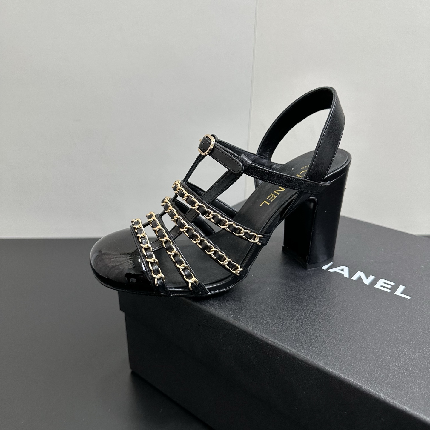 NO:625727,Chanel Chanel Xiaoxiang 2025ss spring and summer latest catwalk fashion chain decoration high heel thick heel sandals top quality!  Accurate to 11, they are light and luxurious without tiring the feet. They can be matched with spring and summer clothes at will, which further highlights the texture and taste. They have a simple yet luxurious appearance. Even if it is just a pair of sandals, they are definitely a must-have pair in the summer shoe cabinet. The upper is imported lambskin and the lining is imported sheepskin. The outsole is Italian genuine leather. The heel height is 8.5cm.  Size 35-40 (40.41.42 customized, non-refundable), high heels and sandals, chanel, chanel, sandals, high heels, sheepskin, Leather soles19860909Chanel 香奈儿小香2025ss春夏最新走秀时装 链条装饰 高跟粗跟凉鞋顶级品质！ 精确到11 轻奢而不累脚、上脚可随意搭配春夏的服饰、更加彰显质感和品味、简约中带奢华的外观、哪怕只是一款凉鞋 绝对是要在夏日鞋柜必备双 鞋面进口小羊皮 内里进口羊皮内里 大底意大利真皮大底 跟高8.5cm 码数35-40（40.41.42订做不退换）,高跟鞋凉鞋,chanel,chanel,sandals,high heels,sheepskin,Leather soles,Women's Shoes