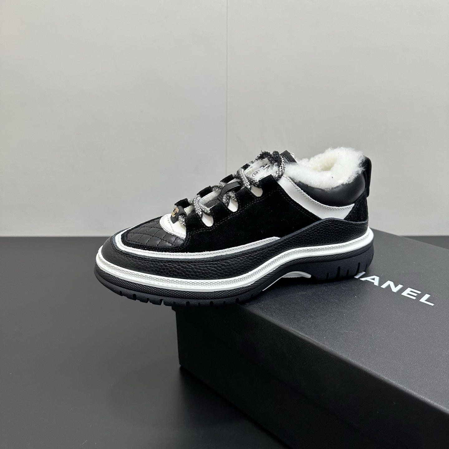 NO:625768,Chanel's latest 25C casual sports shoes, original mold customization, incomparably beautiful and easy to wear, absolute fairy style, super comfortable, high-end and durable color matching, versatile, casual casual sports style, cool and natural, interpreting Chanel's fashionable femininity. Upper, custom-made imported pebbled calfskin, custom frosted calfskin, wool lining, hardware accessories, original full set of molds (not common in the market), original custom molded TPU combination outsole  Women's size 35-39 (40.41 customized), casual shoes/sports shoes, chanel, chanel, sneakers, cowhide19860909Chanel 香奈儿最新25C休闲运动鞋 原版模具定制 无敌漂亮又好穿 绝对仙女款 超级舒服,配色高级耐看 百搭 率性的休闲运动风,飒爽又自然,演绎香奈儿的时髦女性气质 鞋面 采用定制进口荔枝纹小牛皮定制磨砂小牛皮 羊毛内里 五金配件 原版全套开模 (非市场通用) 原版定制开模TPU组合大底 女码35-39(40.41定做),休闲鞋/运动鞋,chanel,chanel,sneakers,cowhide,Women's Shoes