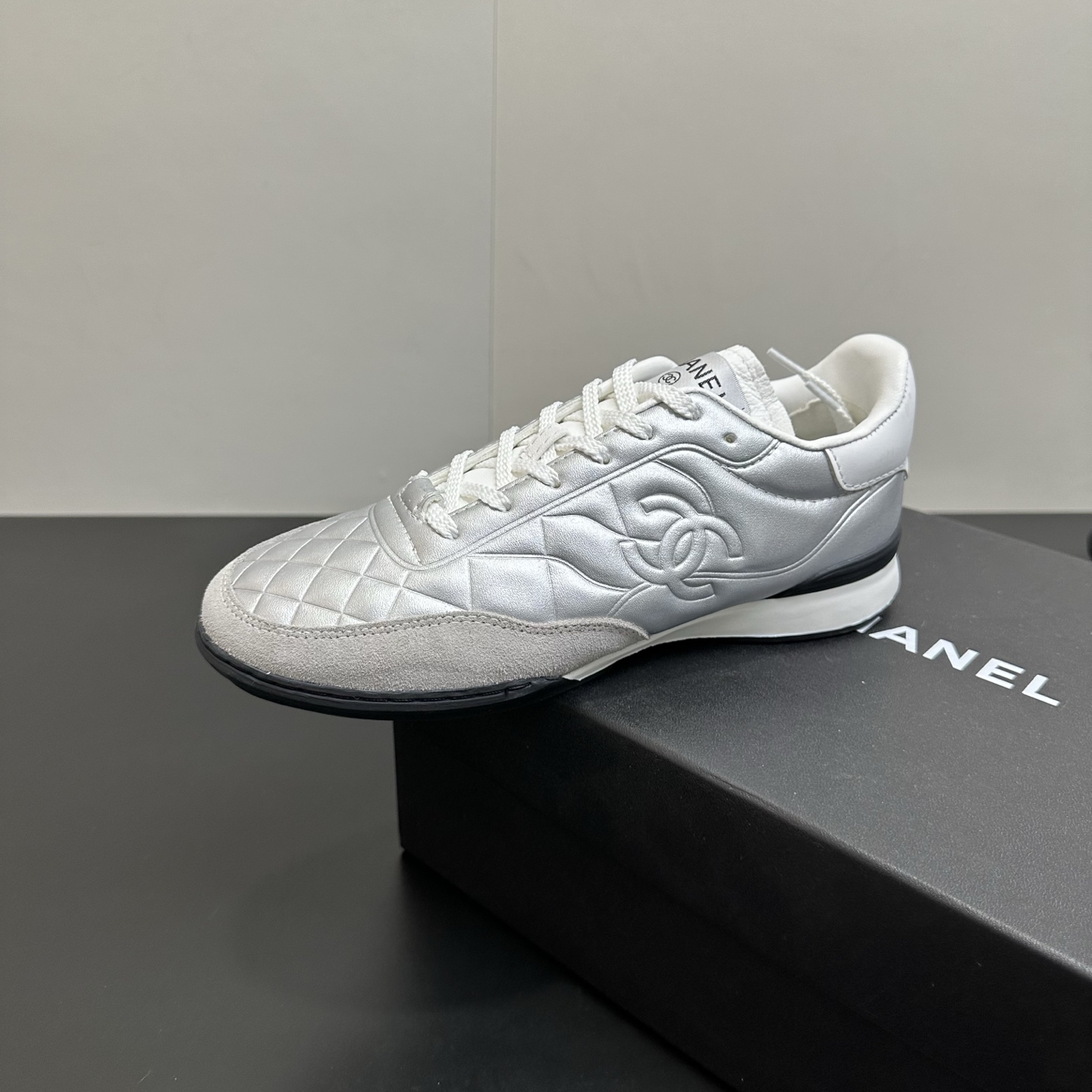 NO:625703,CHANEL Chanel diamond pattern baseball shoes, tennis shoes, casual sports shoes, original purchase and development, production, Xiaoxiang's latest hidden tennis shoes, soft diamond pattern, soft lambskin with big tongue and classic double C logo, full of retro feel, and the most versatile black and white color scheme, a must-have casual shoe for coco girls. Broken nail design on the sole, super soft. Comes with free counter exquisite packaging. Fabric patent leather~sheepskin, lining imported custom sheepskin + net lining  The sole is made of original molded broken nail rubber material. Size: women's model 35-39 (set at 40.41), casual shoes/sports shoes, chanel, chanel, sneakers, sheepskin19860909CHANEL香奈儿菱格纹棒球鞋 网球鞋 休闲 运动鞋 原版购入开发 做货 小香最新隐藏款网球鞋软菱格纹 柔软小羊皮配搭大鞋舌和经典双C logo满满的复古感又是最最最百搭的黑白配色 coco女孩必入的一款休闲鞋 鞋底碎钉设计 超级柔软 配合送专柜精美包装 面料漆皮~羊皮 内里进口定制羊皮+网里 鞋底原版开模碎钉橡胶材质 Size:女款35-39（40.41定）,休闲鞋/运动鞋,chanel,chanel,sneakers,sheepskin,Women's Shoes