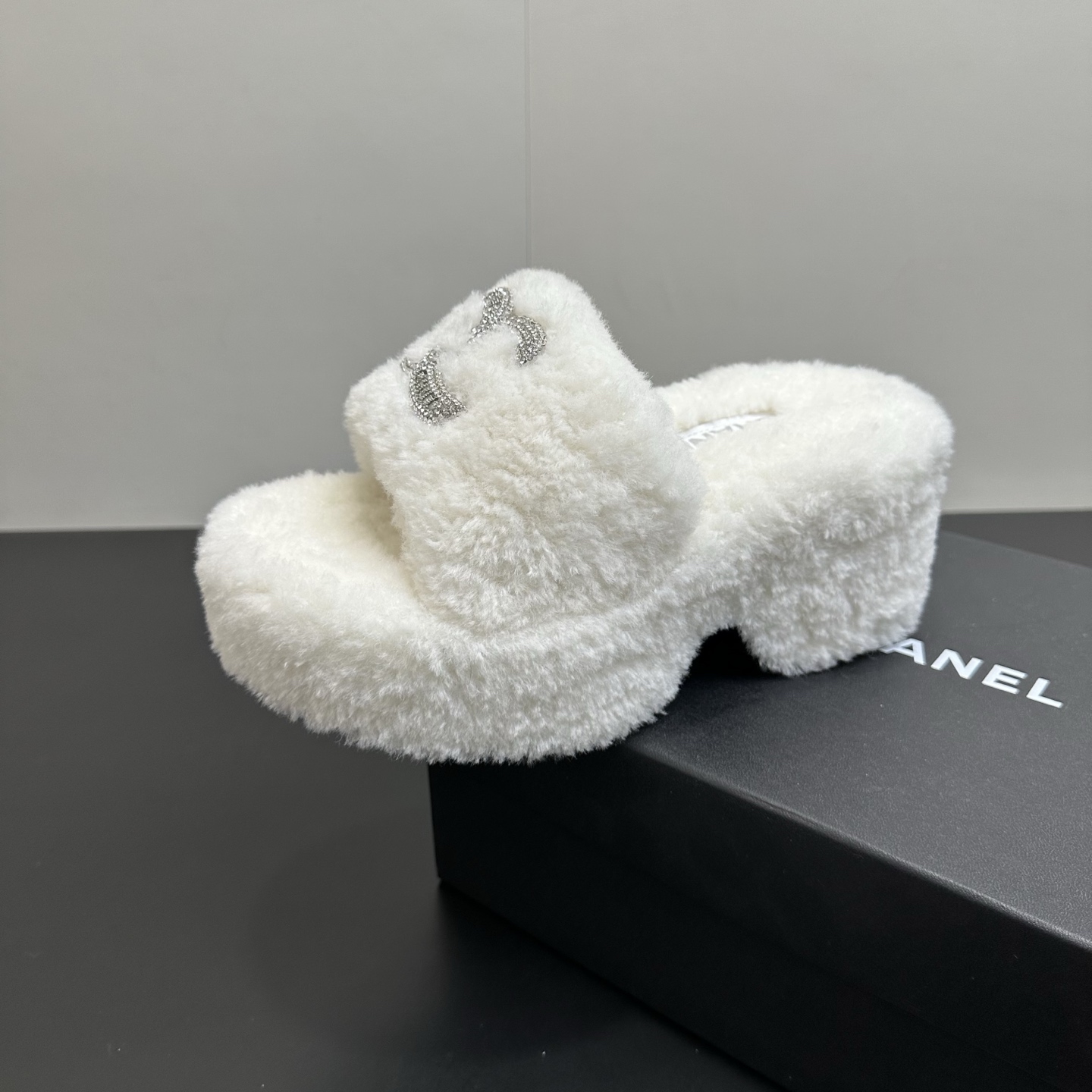NO:625761,Chanel Chanel Xiaoxiang 26A official website latest thick-soled wool slippers lazy slippers counter quality all materials are customized according to the original!  Purchase genuine products and develop them. Fabric: Original customized leather, wool lining, wool for foot pads, sole Oxford outsole Size: 35-39 (customized at 40.41), fur shoes and slippers, chanel, chanel, slippers19860909chanel 香奈儿小香26A 官网最新款 厚底羊毛拖鞋懒人拖 专柜品质 所有材质都根据原版定制！购入正品开发 面料: 原版定制皮料 内里羊毛 垫脚羊毛 鞋底牛津大底 Size: 35-39(40.41定做),毛毛鞋拖鞋,chanel,chanel,slippers,Women's Shoes