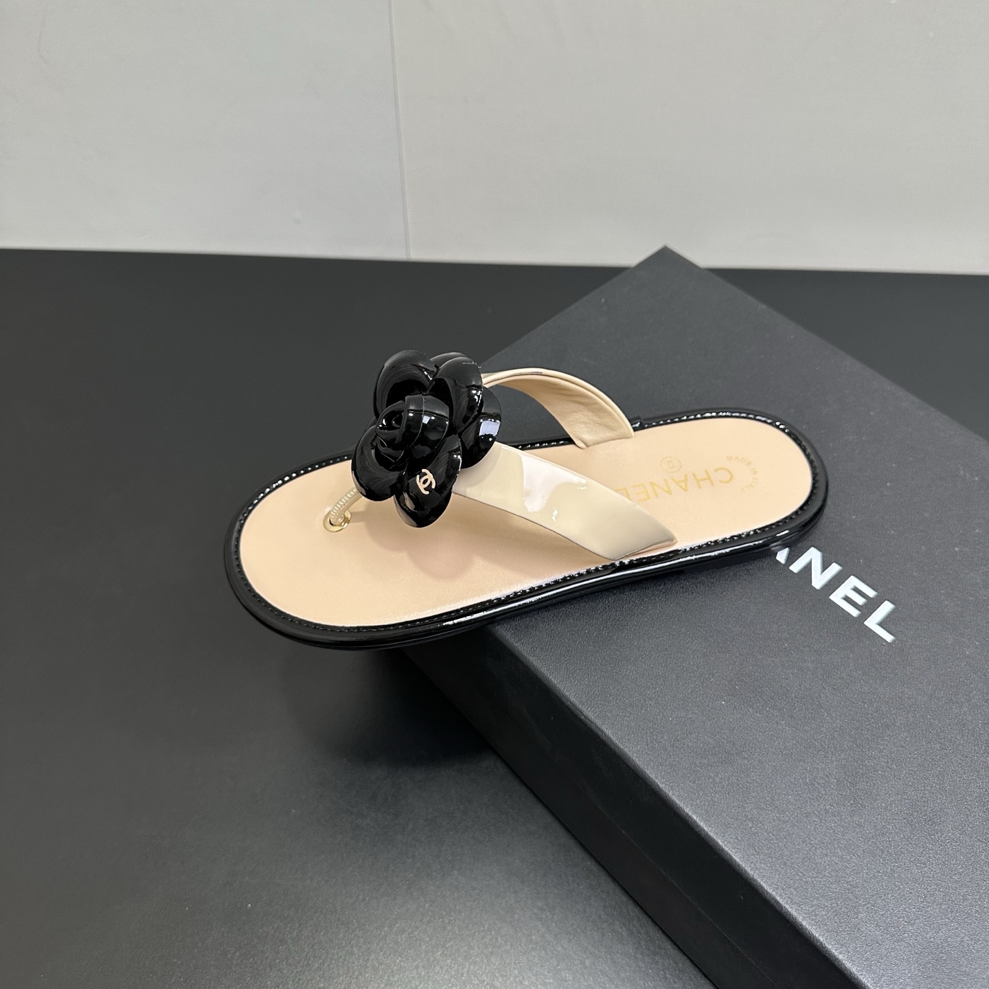 NO:630943,CHANEL Chanel's new summer style camellia thong flip-flops are a must-have for the beach. Many Internet celebrity fashion bloggers have planted grass. A must-have for summer. The summer double-C camellia slippers are versatile and slimming. A slipper with great appearance, it will look great with any combination!  Lazy slippers are worth recommending, sheepskin upper, mixed sheepskin lining, outsole Italian genuine leather outsole Size 35-41 (40 41 customization is not returnable), split-toe shoes, chanel, chanel, slippers, sheepskin, Leather soles19860909CHANEL香奈儿小香风夏季新款山茶花夹脚夹趾人字拖鞋海滩必备款  超多网红时尚博主种草 夏天必备 夏季夹脚双C山茶花拖鞋、百搭显脚瘦气质款,颜值爆棚的一款拖鞋,任意搭配都很绝！懒人拖鞋值得推荐,鞋面羊皮 内里混种羊皮 大底意大利真皮大底Size35-41（40 41定制不退换）,分趾鞋,chanel,chanel,slippers,sheepskin,Leather soles,Women's Shoes