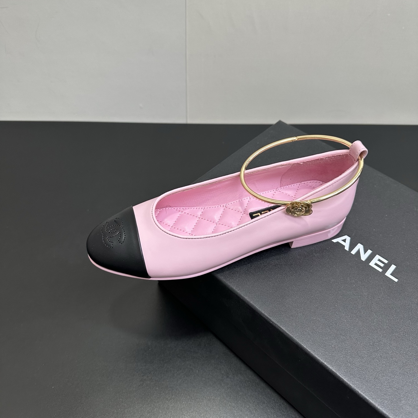 NO:625754,Chanel Chanel Xiaoxiang's official website new metal anklet ballet flats. The counters are crazy. They are the most popular style. The fairies at the counter are really knowledgeable about the goods. They don't get stuck or rub your feet. The texture is very soft and comfortable on the feet. The original imported calfskin has texture.  The lining is mixed sheepskin, exclusive private model hardware, original genuine leather sole Size 35-40 (40, 41 customized, non-returnable), single shoes, chanel, chanel, flats, cowhide, sheepskin19860909Chanel香奈儿小香 官网新品金属脚环芭蕾平底鞋 专柜简直疯抢了,最热门的款式,专柜仙女们真的太识货了,不卡脚也不会磨脚,质感上脚是非常柔软舒服的 原版进口小牛皮,有质感 内里为混种羊皮,独家私模五金,原版真皮底Size35-40（40,41定做不退换）,单鞋,chanel,chanel,flats,cowhide,sheepskin,Women's Shoes