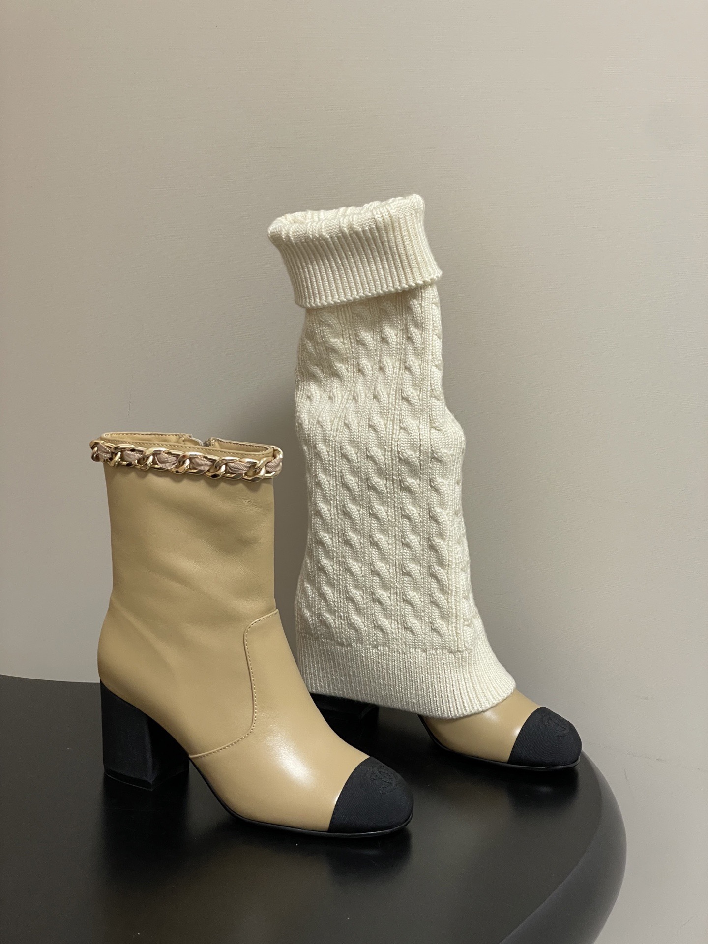 NO:625747,New autumn and winter Chanel Xiaoxiang 25B autumn and winter catwalk style chain short boots high-heeled socks boots trouser boots reversible boots When the softness of knitting meets the coldness of the chain, these trouser boots break the boundaries with the double wearing method. French elegance and multi-faceted style are integrated into one shoe, redefining the possibilities of autumn and winter boots. Selected fine knitted fabrics  It fits naturally with the leg, and has the light wrapping feeling of sock boots, but also hides the stiff silhouette of trouser boots. It is as comfortable as a second skin when walking, but has a delicate texture like high-definition. The iconic chain design brings out the classic!  A rough yet delicate metal chain surrounds the boot shaft, achieving a delicate balance between toughness and femininity, creating an impactful fashion spark. When walking, the chain gently sways with the steps, making a pleasant sound, showing a free and unrestrained movement. The ingenious design of the mid-heel ensures the comfort of wearing, whether it is paired with simple wide-leg pants to create a casual and atmospheric workplace style, or matched with short skirts and shorts to show off a playful sense of youthful vitality.  Or pair it with slim-fitting jeans to demonstrate a casual and fashionable urban style. Every step is based on aesthetics. It is a 'hard item' that can be worn in the wardrobe for ten years. The upper is cowhide/customized wool. The lining is sheepskin. The sole is Italian genuine leather. The heel height is 7cm.  Size 35-39 (40.41 customized, non-refundable), boots, chanel, boots, skirts, shorts, jeans, cowhide, sheepskin, Leather soles, socks19860909秋冬新款Chanel 小香25B秋冬走秀款链条短靴高跟袜子靴裤管长靴 可两穿靴子 当针织的柔糯邂逅链条的冷冽,这双裤管靴以双重穿法打破边界.将法式优雅与多面风格熔于一履,重新定义秋冬靴履的可能性.精选细腻针织面料 随腿自然贴合,既有袜子靴的轻盈包裹感,又暗藏裤管靴的挺括轮廓.行走间仿佛第二层肌肤般舒适,却自带高定般的精致肌理. 标志性的链条设计,把经典玩出花！粗旷却不失精致的金属链条环绕靴筒,在硬朗与柔美间达到精妙平衡,碰撞出极具冲击力的时尚火花.行走时 链条随着步伐轻轻晃动,发出悦耳声响 举手投足间尽显潇洒不羁 .中跟的巧妙设计 既保证了穿着的舒适度,无论是搭配简约的阔腿裤.营造随性大气的职场风格 还是与短裙短裤相配 展露青春活力的俏皮感 亦或是配上修身牛仔裤 演绎休闲时尚的都市风情, 每一步都踩在审美点上 是衣橱里能穿十年的“硬货” 鞋面牛皮/定制毛线 内里垫脚羊皮 鞋底意大利真皮大底 跟高7cm 码数35-39（40.41定做不退换）,靴子,chanel,boots,skirts,shorts,jeans,cowhide,sheepskin,Leather soles,socks,Women's Shoes