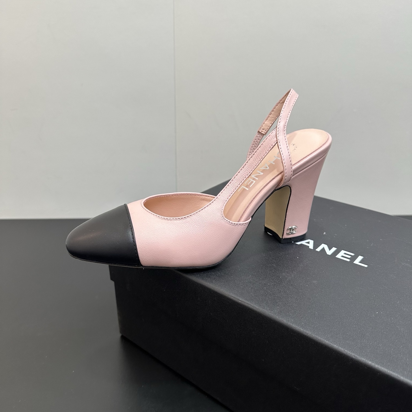 NO:630931,Chanel Chanel Xiaoxiang style classic color block sandals, a new color in the summer counter, this single product continues the classic Xiaoxiang characteristics...Versatile fashionable runway shoes, newly upgraded lasts, exclusive custom hardware buckles, original mold opening Xiaoxiang full series, available all year round, stable shipments ————————-Materials Original sheepskin lining imported sheepskin is very comfortable on the feet, Italian top genuine leather outsole, high heels 9cm/6.5cm/2cm  Size 35～39 (34 40 41 42 43 customized, non-refundable and non-exchangeable), high heels and sandals, chanel, chanel, sandals, high heels, sheepskin, Leather soles19860909Chanel 香奈儿小香风经典拼色凉鞋,夏季专柜新色,这款单品延续经典小香特色...百搭时尚单鞋走秀款,全新升级楦头 ,独家订制五金扣 、原版开模 小香全系列 、一年四季都有货、出货稳定  ———————-  材料鞋面原版羊皮内里进口羊皮上脚非常舒适、意大利顶级真皮大底 ,高跟9cm/6.5cm/2cm 码数35～39（34 40 41 42 43定做不退不换）,高跟鞋凉鞋,chanel,chanel,sandals,high heels,sheepskin,Leather soles,Women's Shoes