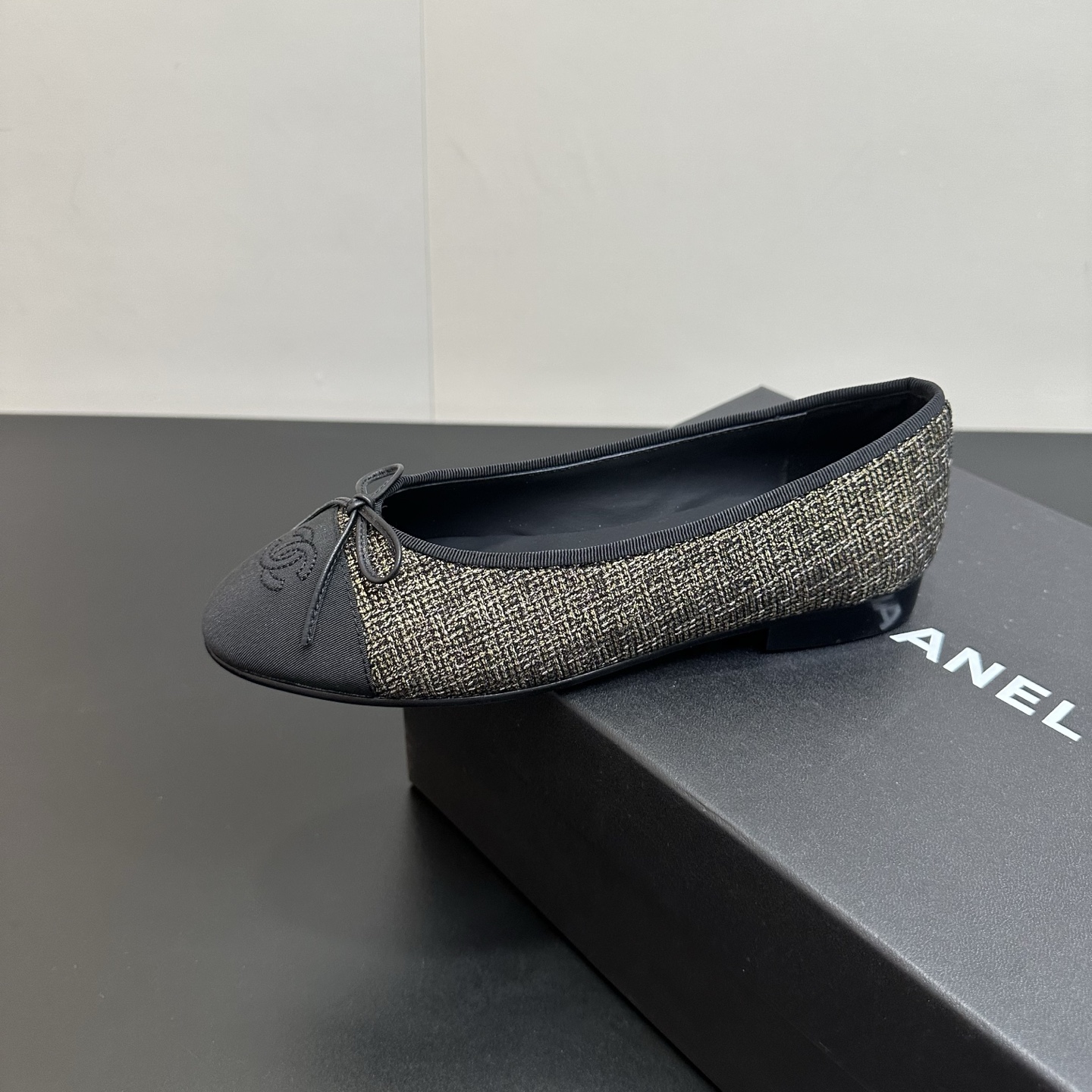 NO:630946,Chanel Chanel's top-quality electric embroidered rhombus ballet shoes, flat shoes, fashionable items, timeless classics, maintaining elegance. Exquisite style, celebrities, Internet celebrities can be seen everywhere on their feet, luxury, original copy of the popular style that will never fade away, upper; imported mixed sheepskin, lining sheepskin, code number 35-39 (34 40 41 42 43 custom-made, non-returnable), single shoes, chanel, chanel, sheepskin19860909chanel小香香奈儿顶级货电绣菱格芭蕾舞鞋 平底单鞋 时尚单品 永恒的经典保持高雅.精美的风格 明星 网红上脚随处可见 奢华 永不褪去的流行原版复制,鞋面；进口混种羊皮 内里羊皮,码数35-39（34 40 41 42 43定做不退换）,单鞋,chanel,chanel,sheepskin,Women's Shoes