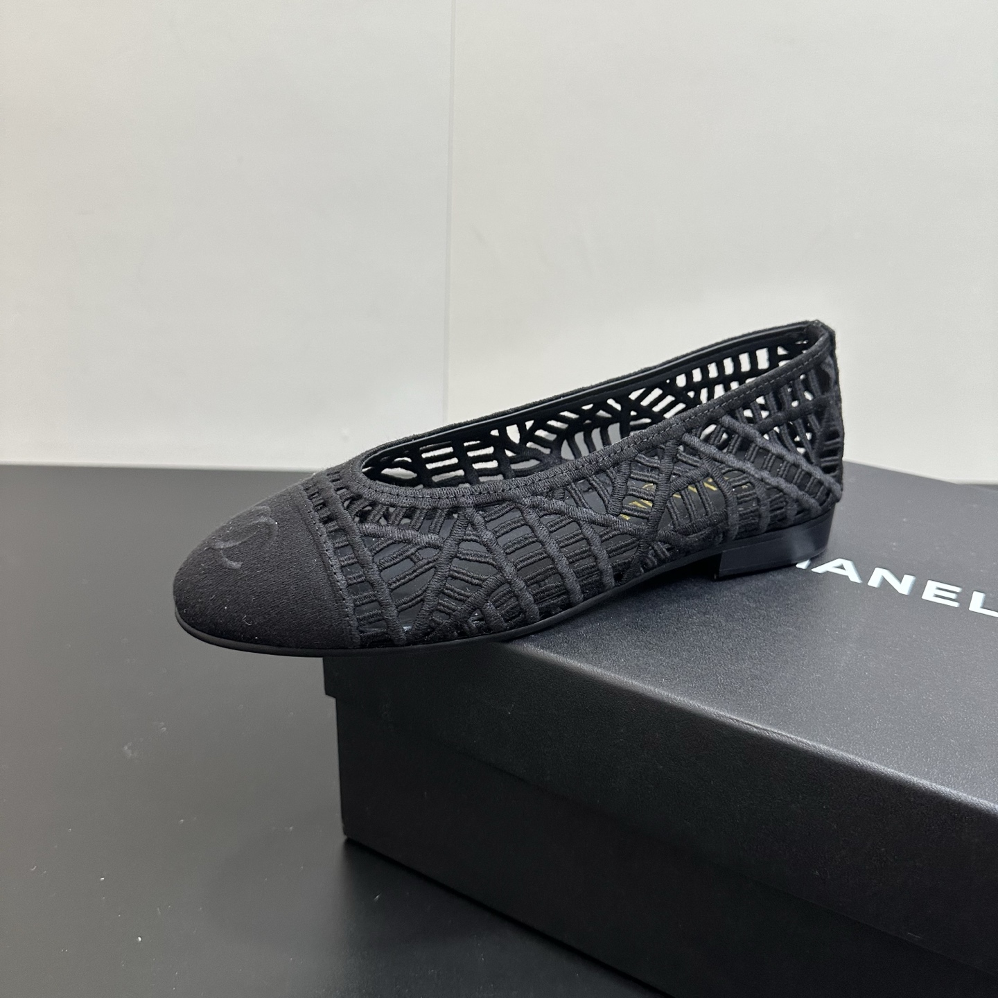 NO:630929,Chanel Chanel Little Fragrance Style 25SS finally comes out with woven ballet shoes and flat shoes. Shoes worthy of a separate article. I want to say that I have finally waited for you!  So elegant and chill. Wear it in the summer to enjoy the breeze and walk on the street. Round square toe design. Cute and cute~ The appearance is super online. When you wear it, you will feel like a wealthy daughter. I thought it looked good. Only when I put it on my feet do I know how easy it is to wear~ The upper is made of exclusive mesh weaving (comfortable and breathable). Sheepskin outsole is imported from Italy.  Size: 35-39 (40.41.42 customized), single shoes, chanel, chanel, sheepskin19860909Chanel 香奈儿小香风25SS终于出编织芭蕾鞋了平底单鞋 值得单独发一篇的鞋子 要说一句终于等到你！ 太优雅太chill了 夏天穿着吹吹小风 溜溜马路 圆方头设计 呆萌可爱～颜值超级在线 穿起来就是富家千金的即视感 本以为就是好看 上脚才更知道它有多好穿～ 鞋面独家定做网布编织（舒适透气） 垫脚羊皮 大底意大利进口真皮底 码数:35-39（40.41.42定制）,单鞋,chanel,chanel,sheepskin,Women's Shoes