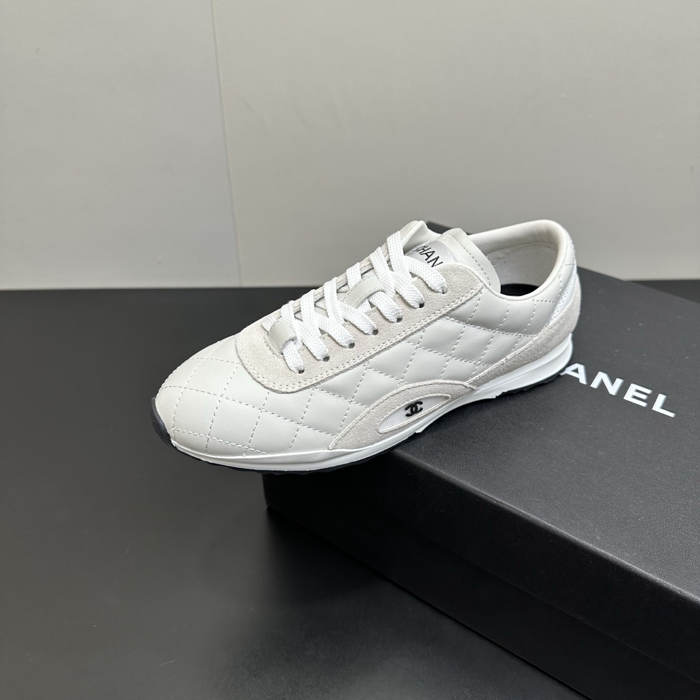 NO:630945,CHANEL Chanel rhombus baseball shoes, tennis shoes, casual sports shoes, original purchase and development, production, Xiaoxiang's latest hidden tennis shoes, soft rhombus, soft lambskin with big tongue and classic double C logo, full of retro feel, and the most versatile black and white color scheme, a must-have casual shoe for coco girls. Broken stud design on the sole, super soft, original custom lambskin rhombus fabric, imported custom sheepskin + mesh lining, original open-molded stud rubber material for the sole  Size: women's 35-40, casual shoes/sports shoes, chanel, chanel, sneakers, sheepskin19860909CHANEL香奈儿菱格纹棒球鞋 网球鞋 休闲 运动鞋 原版购入开发 做货 小香最新隐藏款网球鞋软菱格纹 柔软小羊皮配搭大鞋舌和经典双C logo满满的复古感又是最最最百搭的黑白配色 coco女孩必入的一款休闲鞋 鞋底碎钉设计 超级柔软 面料原版定制小羊皮菱格纹 内里进口定制羊皮+网里 鞋底原版开模碎钉橡胶材质 码数 女款35-40,休闲鞋/运动鞋,chanel,chanel,sneakers,sheepskin,Women's Shoes