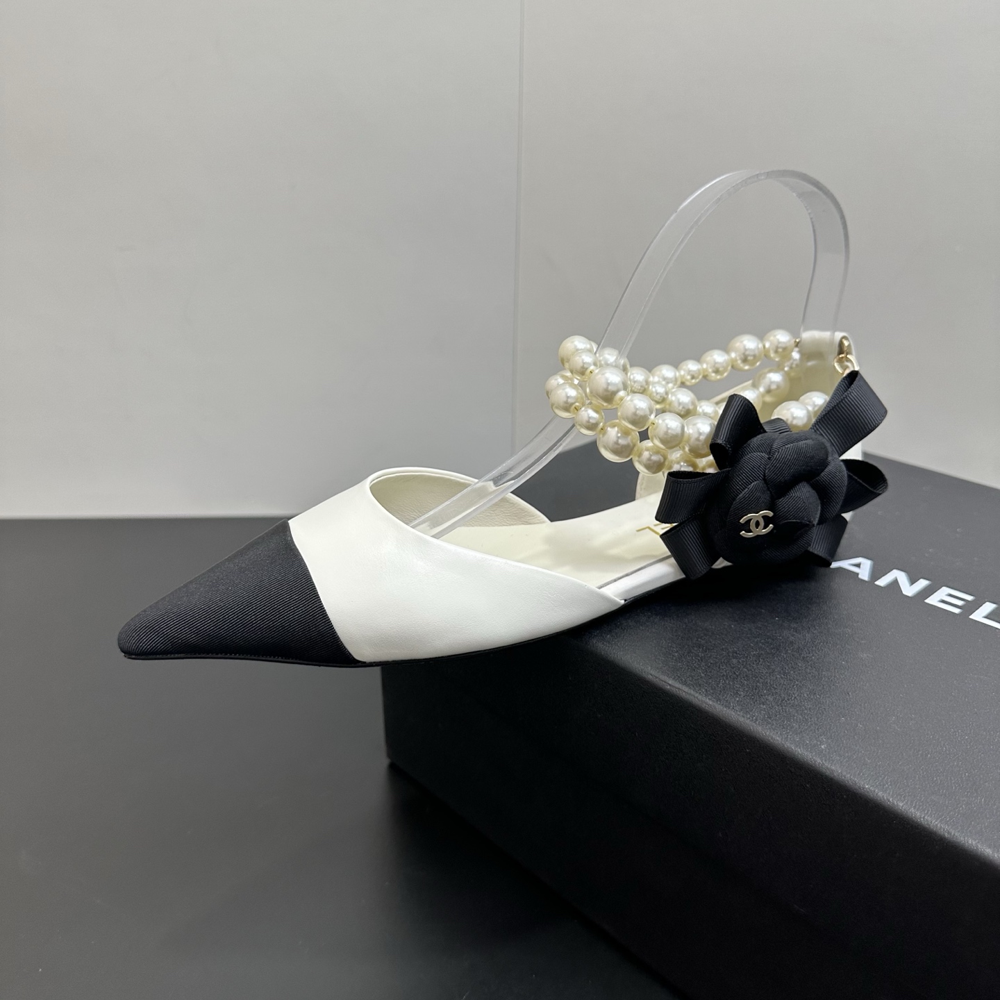 NO:630944,2026 Spring and Summer New Style Chanel Xiaoxiang 26C Pointed Toe Anklet Large Pearl Sandals Double C Buckle Camellia Flat Bottom Mary Jane Classic Double Color Blocking Hollow Shoes This sandal opens the spring and summer with neat tailoring. The color matching design collides with fresh inspiration. The hollow version allows the skin to embrace the breeze freely, and every step has a light rhythm.  .The wide anklet between the ankles is the finishing touch, and the large pearl string trembles with each step, continuing the original intention of small fragrant pearls becoming a feminine element, breaking the boundary between luxury and daily life, so that delicacy does not need to be exaggerated. The pointed design cleverly extends the leg lines, visually elongates the proportion, and easily creates a sense of 'long legs'!  Lambskin upper, sheepskin lining, Italian genuine leather outsole, size 35-39 (40.41 custom made, non-refundable), single shoes, chanel, sandals, mary jane, sheepskin, Leather soles198609092026春夏新款 Chanel小香26C 尖头脚环大珍珠凉鞋双C扣山茶花平底玛丽珍经典双拼色中空单鞋 这款凉鞋以利落剪裁开启春夏序章,拼色设计碰撞出鲜活灵感,中空版型让肌肤与微风自在相拥,每一步都踩着轻盈韵律 .脚踝间的宽幅脚环是点睛之笔,硕大珍珠串饰随步履轻颤,延续着小香珍珠成为柔美元素的初心,打破华贵与日常的边界 让精致无需浮夸. 尖头设计巧妙延伸腿部线条 视觉上拉长比例 轻松打造“大长腿”既视感！ 鞋面小羊皮 内里垫脚羊皮 鞋底意大利真皮大底 码数35-39（40.41定做不退换）,单鞋,chanel,sandals,mary jane,sheepskin,Leather soles,Women's Shoes