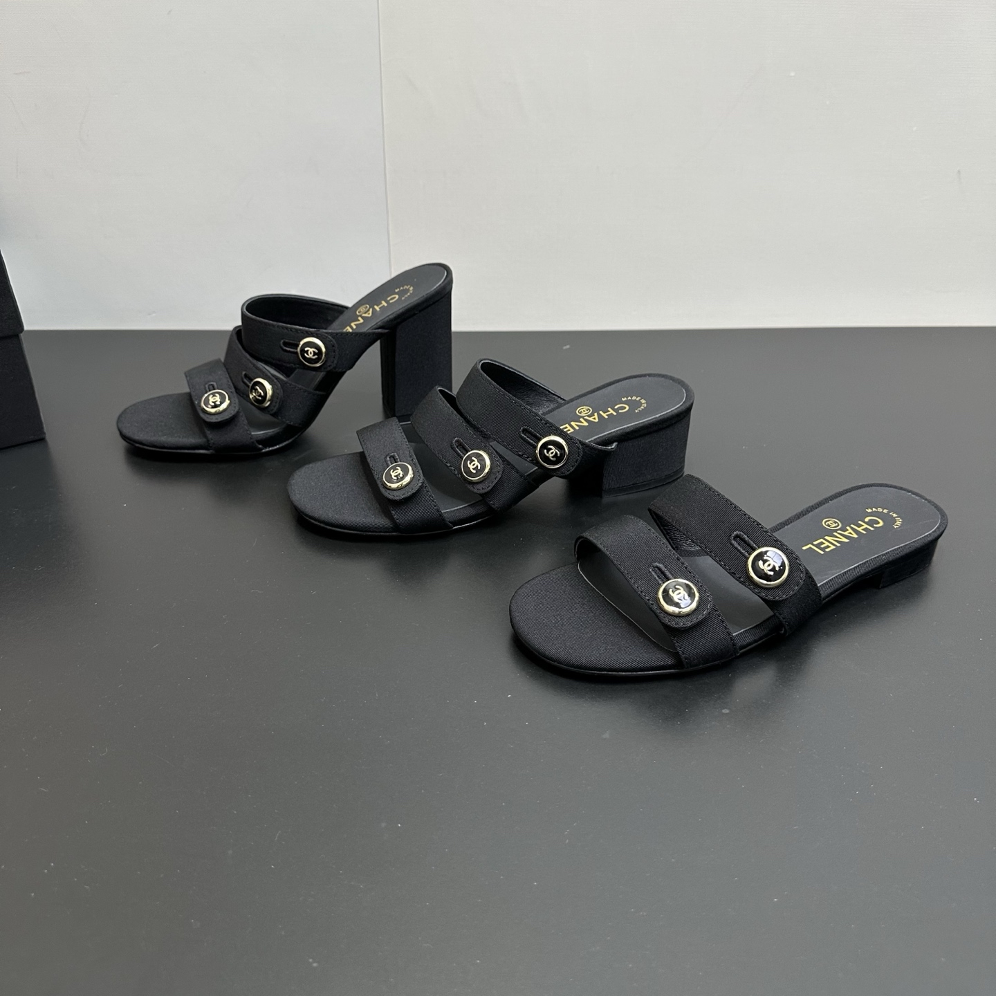 NO:630912,CHANEL Chanel's latest 26P striped large double C button thick heel strip Roman slippers. The counter's top double C thick heel sandals, this strip has a classic design; the extraordinary double C embraces a variety of color elements... Diversified mix and match, very beautiful and versatile, very light on the feet, comfortable, super delicate and elegant thick heel sandals!  Upper Original imported sheepskin Lining Original sheepskin lining Outsole Original Italian leather outsole Heel height 8cm and 4cm, flat bottom Size#35-41 (40 41 customized, non-returnable), slippers, chanel, chanel, sandals, slippers, sheepskin, Leather soles19860909CHANEL 香奈儿最新26P条带大双C纽扣粗跟条带罗马拖鞋 专柜顶级双C粗跟凉鞋,这款条带经典设计；不平凡的双C拥入了多种配色元素… 多元化混搭非常好看百搭,上脚非常轻巧 舒适超级秀气优雅的一款粗跟凉鞋！ 鞋面 原版进口羊皮 内里 原版羊皮内里 大底 原版意大利真皮大底 跟高8cm和4cm,平底 Size#35-41（40 41订做不退换）,拖鞋,chanel,chanel,sandals,slippers,sheepskin,Leather soles,Women's Shoes