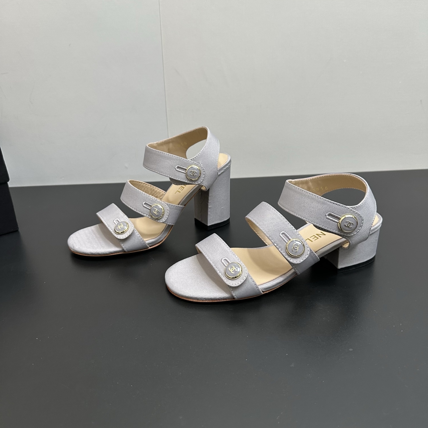 NO:630918,CHANEL Chanel's latest 26P striped large double C button thick heel striped Roman sandals. The counter's top double C thick heel sandals, this striped classic design; the extraordinary double C embraces a variety of color elements... The diversified mix and match is very beautiful and versatile, very light on the foot, a comfortable, super delicate and elegant thick heel sandal!  Upper Original imported sheepskin Lining Original sheepskin lining Outsole Original Italian leather outsole Heel height 8cm and 4cm Size#35-41 (40 41 custom-made, non-returnable), high heels and sandals, chanel, chanel, sandals, high heels, sheepskin, Leather soles19860909CHANEL 香奈儿最新26P条带大双C纽扣粗跟条带罗马凉鞋 专柜顶级双C粗跟凉鞋,这款条带经典设计；不平凡的双C拥入了多种配色元素… 多元化混搭非常好看百搭,上脚非常轻巧 舒适超级秀气优雅的一款粗跟凉鞋！ 鞋面 原版进口羊皮 内里 原版羊皮内里 大底 原版意大利真皮大底 跟高8cm和4cm Size#35-41（40 41订做不退换）,高跟鞋凉鞋,chanel,chanel,sandals,high heels,sheepskin,Leather soles,Women's Shoes