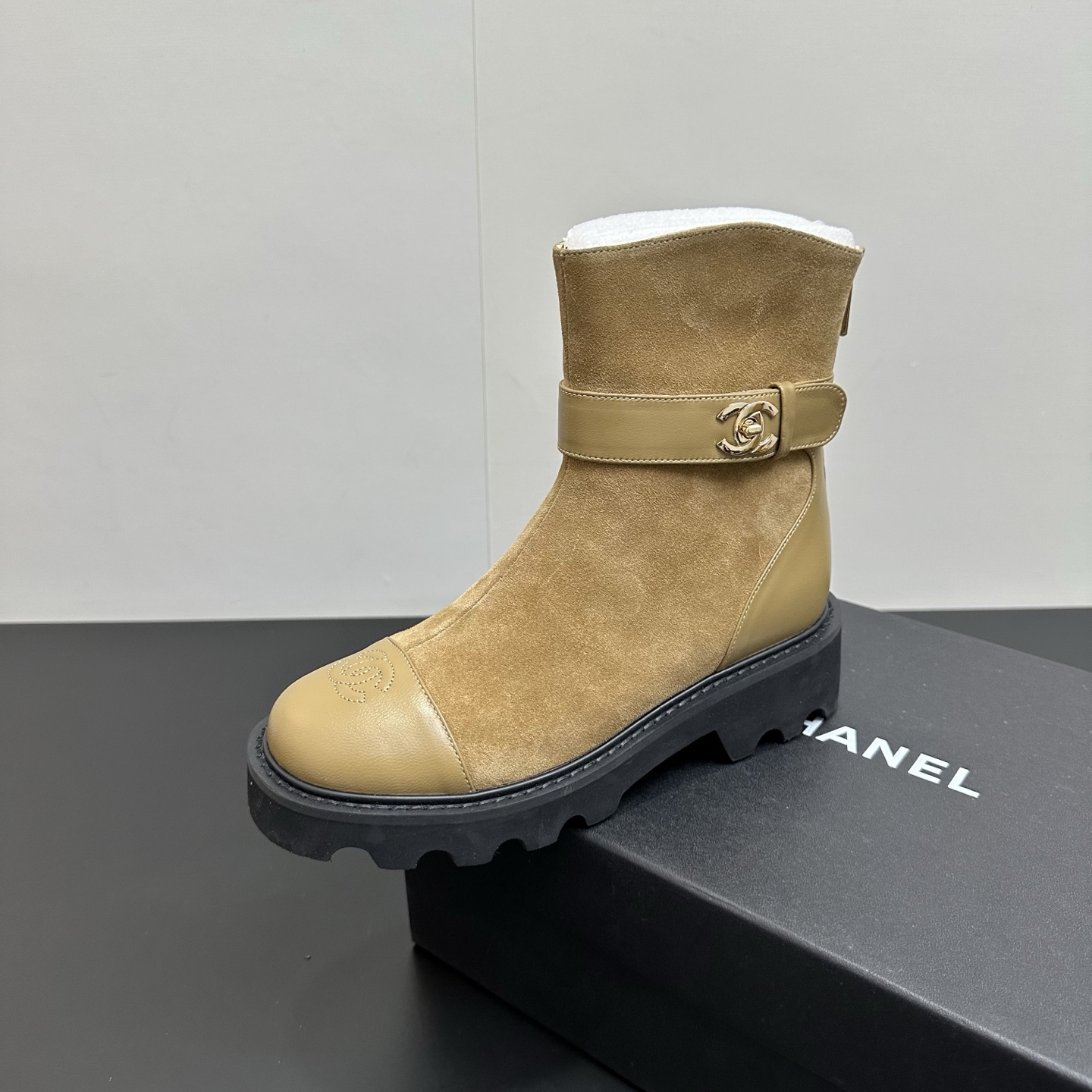 NO:630934,CHANEL Xiaoxiang Chanel's 2025 autumn and winter sheepskin short boots have a back zipper. The version is also the basic version of the Martin boots, neat and handsome. The upper is made of cowhide, which is super soft against the skin. It is wide and full, and handsome!  Soft water-dyed lambskin lining!  Original rubber outsole exclusive top quality 35-39. 40 customized, boots, chanel, chanel, chanel, boots, cowhide, sheepskin19860909CHANEL小香香奈儿2025秋冬羊皮短靴后拉链 版型也香家马丁靴基础版型,利落帅气 鞋面用了牛皮,超级柔软的贴肤感,挺阔饱满,帅气拿捏！ 内里柔软水染小羊皮！ 鞋底原版橡胶大底 独家 顶级精品35-39. 40定做,靴子,chanel,chanel,chanel,boots,cowhide,sheepskin,Women's Shoes
