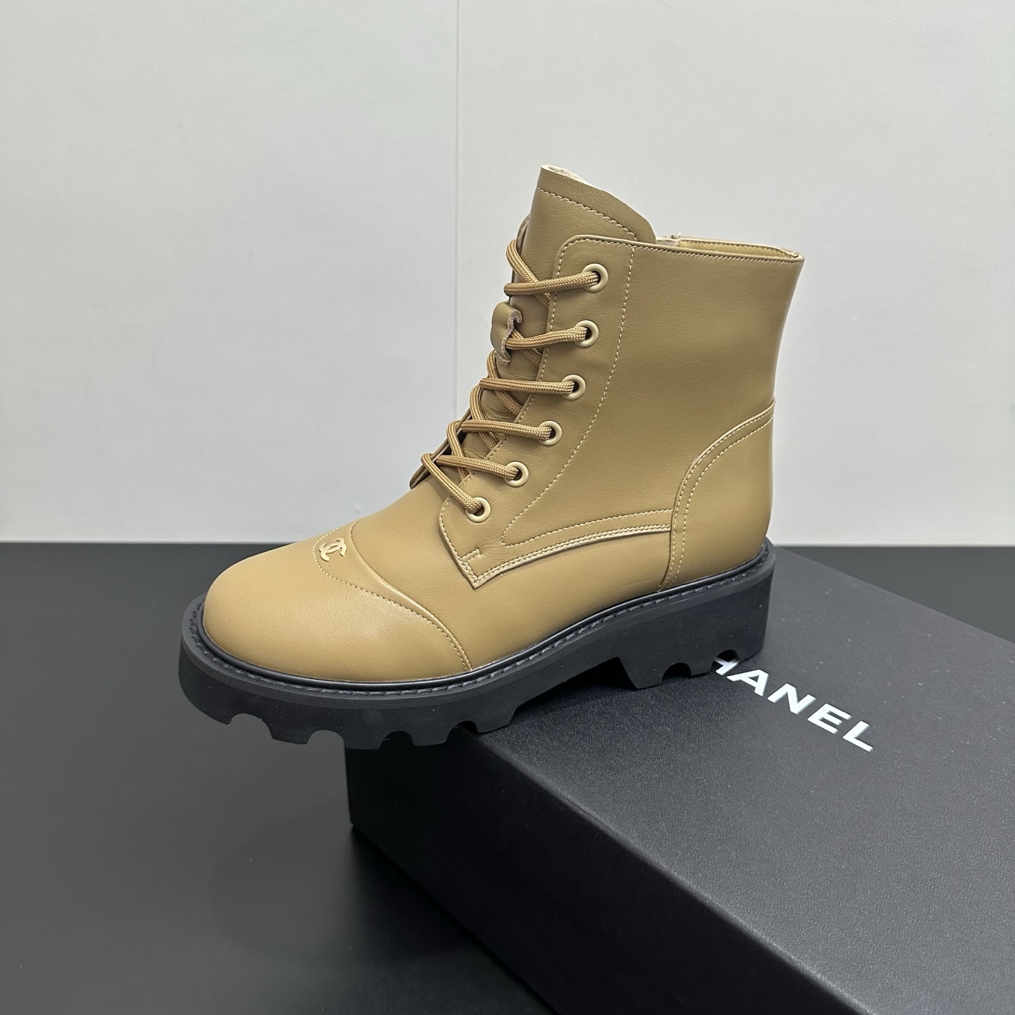 NO:630932,CHANEL Xiaoxiang Chanel 2025 Autumn and Winter Sheepskin Short Boots Side Zipper Lace-up Martin Boots New Product The version is also the basic version of the famous Martin boots, neat and handsome. The upper is made of cowhide, super soft against the skin, quite wide and full, handsome!  Soft water-dyed lambskin lining!  Original rubber outsole exclusive top quality 35-39. 40 customized, boots, chanel, chanel, chanel, boots, cowhide, sheepskin19860909CHANEL小香香奈儿2025秋冬羊皮短靴侧拉链系带马丁靴新品 版型也香家马丁靴基础版型,利落帅气 鞋面用了牛皮,超级柔软的贴肤感,挺阔饱满,帅气拿捏！ 内里柔软水染小羊皮！ 鞋底原版橡胶大底 独家 顶级精品35-39. 40定做,靴子,chanel,chanel,chanel,boots,cowhide,sheepskin,Women's Shoes