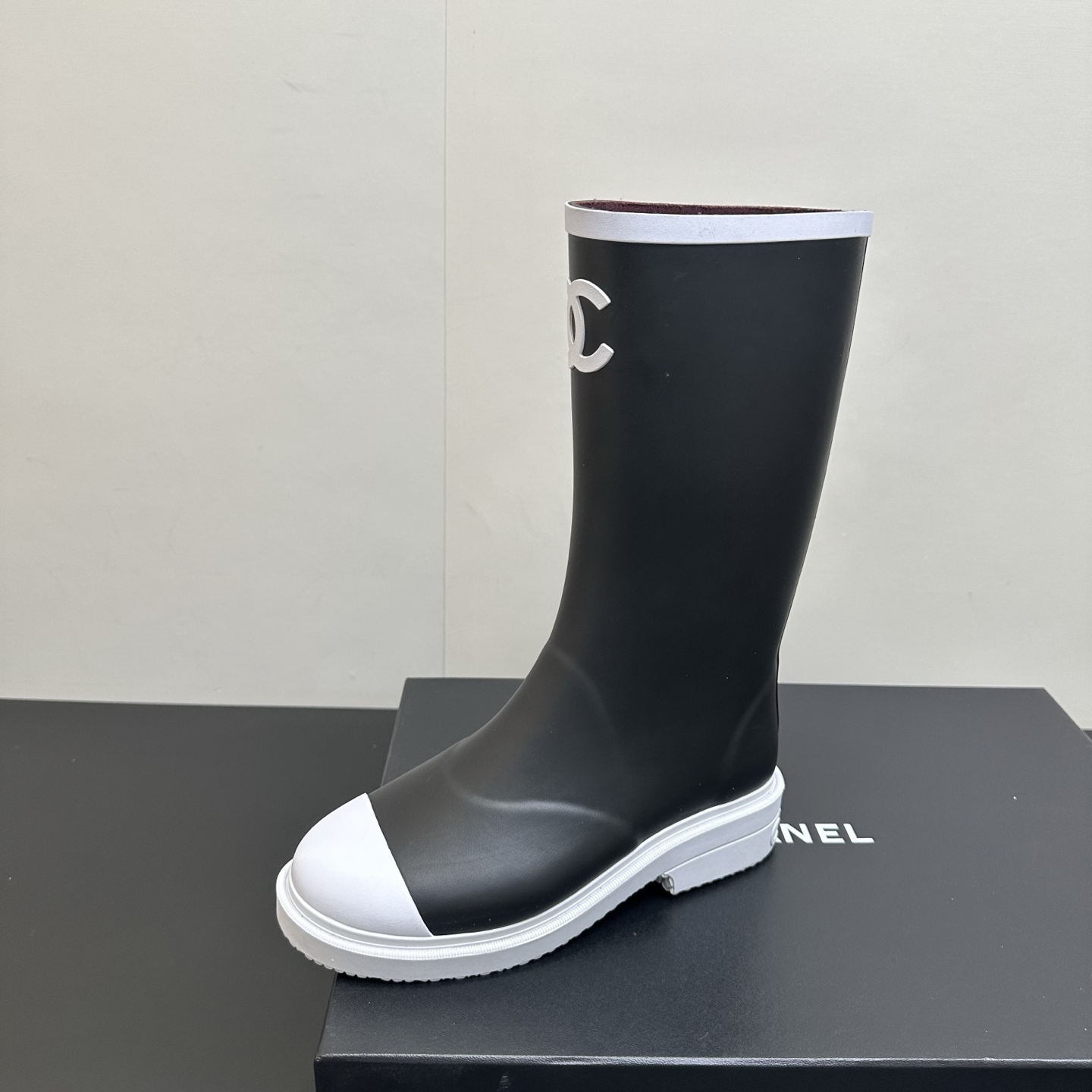 NO:630927,Chanel 26c series rain boots Seamless version 1:1 upgraded version (the old seamless version has been offline) The counter is out of stock Wang Yang Mi's same style small fragrance rain boots The best-selling model sought after by major Internet celebrity bloggers Rubber vulcanization production is purely manual combination process Natural environmentally friendly rubber, no odor, consistent with the original version Size35-41 (40.41 non-refundable), boots, chanel, boots, rain boots19860909Chanel 26c系列 rain boots雨靴  无缝版本1:1升级版本(旧的无缝版本已下线)专柜断货王杨幂同款小香风雨靴 各大网红博主追捧的热销款 橡胶硫化生产纯手工组合工艺 天然环保橡胶,无异味,与原版一致  Size35-41（40.41不退换）,靴子,chanel,boots,rain boots,Women's Shoes