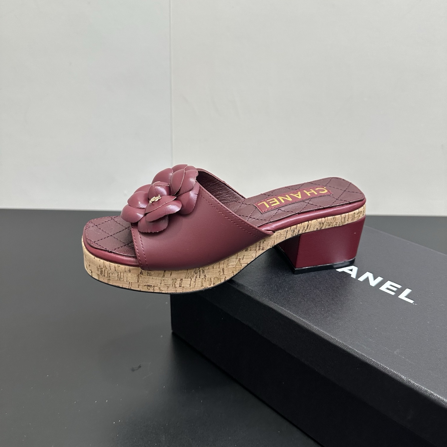 NO:630930,26Ss spring and summer new model Chanel Chanel Xiaoxiang Camellia Classic Thick Bottom Platform Thick Heel Medium Heel One-Slip Slippers C's classic camellia design has a gentle style!  The breath of summer, a must-have item for slippers, which are lazy and comfortable on the feet!  Each petal is handmade from lambskin. It is unambiguous about the material and pays great attention to texture details. Upper sheepskin/velvet, inner padding sheepskin, 5cm thick heel, Italian genuine leather outsole, size 35-39 (40, 41 customized, non-refundable), slippers, chanel, chanel, chanel, slippers, sheepskin, Leather soles1986090926Ss春夏新款Chanel香奈儿小香山茶花经典厚底台粗跟中跟一字拖鞋 C家经典山茶花设计,温柔风一整个拿捏了！夏天该有的气息 一字拖必备单品,上脚慵懒舒适！ 每一片花瓣都是小羊皮手工制作,对于材质毫不含糊,非常注重质感细节的一款. 鞋面羊皮/丝绒 内里垫脚羊皮 跟高粗跟5cm 鞋底意大利真皮大底 码数35-39（40,41定制不退换）,拖鞋,chanel,chanel,chanel,slippers,sheepskin,Leather soles,Women's Shoes