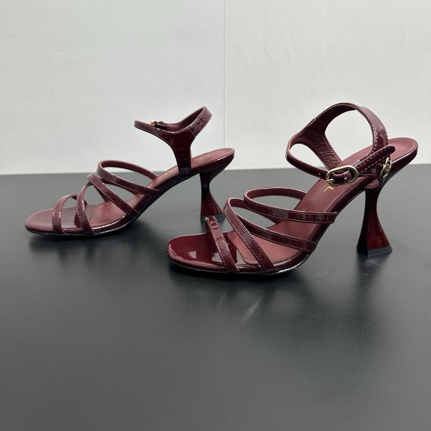 NO:630921,2026 CHANEL Chanel Xiaoxiang's latest high-heeled special-shaped heel strip Roman sandals are fashionable and new. They are completely replicas of the original ones. The version is super correct. The latest fashionable design. The upper feet are cool and fashionable. The unique design is the most eye-catching and eye-catching. The upper feet also very well modify the leg shape and make the legs look slimmer. The upper material is sheepskin. The lining material is sheepskin. Outsole is genuine leather. Heel height is 9cm/6.5cm. Size 35-4140  41customized,high heels sandals,chanel,chanel,sandals,high heels,sheepskin,Leather soles198609092026 CHANEL香奈儿小香最新高跟异形跟条带罗马凉鞋洋气上新 完全原版一比一复刻打造 版型超级正 最新时尚的设计 上脚又酷又时髦 独特设计最为抢眼吸晴 上脚还很好的修饰腿型显瘦 鞋面材质羊皮 内里材质羊皮 大底真皮大底 跟高9cm/6.5cm 尺码35-4140 41定制,高跟鞋凉鞋,chanel,chanel,sandals,high heels,sheepskin,Leather soles,Women's Shoes