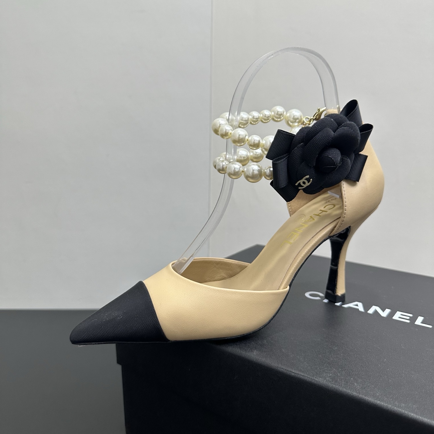 NO:630915,2026 Spring and Summer New Style Chanel Xiaoxiang 26C Pointed Toe Anklet Large Pearl Sandals Double C Buckle Camellia Flat Bottom Mary Jane Classic Double Color Blocking Hollow High Heels Stiletto Shoes This sandal opens the spring and summer with neat tailoring, and the color blocking design collides with fresh inspiration. The hollow version allows the skin to embrace the breeze freely, and every step is followed by a light rhythm.  .The wide anklet between the ankles is the finishing touch, and the large pearl string trembles with each step, continuing the original intention of small fragrant pearls becoming a feminine element, breaking the boundary between luxury and daily life, so that delicacy does not need to be exaggerated. The pointed design cleverly extends the leg lines, visually elongates the proportion, and easily creates a sense of 'long legs'!  Lambskin upper, sheepskin lining, Italian genuine leather outsole, size 35-39 (40.41 custom-made, non-returnable), high heels and sandals, chanel, sandals, mary jane, high heels, sheepskin, Leather soles198609092026春夏新款 Chanel小香26C 尖头脚环大珍珠凉鞋双C扣山茶花平底玛丽珍经典双拼色中空高跟鞋细跟单鞋 这款凉鞋以利落剪裁开启春夏序章,拼色设计碰撞出鲜活灵感,中空版型让肌肤与微风自在相拥,每一步都踩着轻盈韵律 .脚踝间的宽幅脚环是点睛之笔,硕大珍珠串饰随步履轻颤,延续着小香珍珠成为柔美元素的初心,打破华贵与日常的边界 让精致无需浮夸. 尖头设计巧妙延伸腿部线条 视觉上拉长比例 轻松打造“大长腿”既视感！ 鞋面小羊皮 内里垫脚羊皮 鞋底意大利真皮大底 码数35-39（40.41定做不退换）,高跟鞋凉鞋,chanel,sandals,mary jane,high heels,sheepskin,Leather soles,Women's Shoes