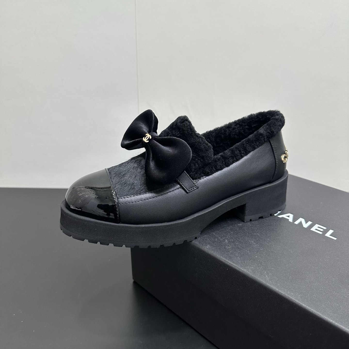 NO:650573,Chanel Xiaoxiang's new ski series Coco Neige series·wool one-piece thick-soled platform thick-soled bow-knot wool-lined shoes have a soft and fluffy texture of lambswool. The horse hair and cowhide on the upper are matched with small bow decorations to add a sweet and cool feeling. Both long and short styles are full of warm atmosphere ~ Size35-39 (40/41 custom-made and non-returnable), loafers, chanel, loafers, cowhide19860909Chanel 小香新款滑雪系列Coco Neige系列·羊毛一体厚底松糕厚底蝴蝶结羊毛里单鞋 自带软乎乎的羊羔毛蓬松质感,鞋面上的马毛拼牛皮再搭配蝴蝶结小装饰buff甜酷感拉满,长短两款都裹满了暖融融的氛围~ Size35-39（40/41定做不退换）,乐福鞋,chanel,loafers,cowhide,Women's Shoes